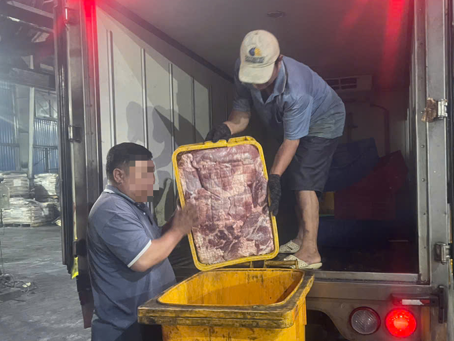 Phát hiện xe chở 250 kg thịt heo không rõ nguồn gốc giữa đêm ở TP.HCM- Ảnh 2. Phát hiện xe chở 250 kg thịt heo không rõ nguồn gốc giữa đêm ở TP.HCM- Ảnh 2.