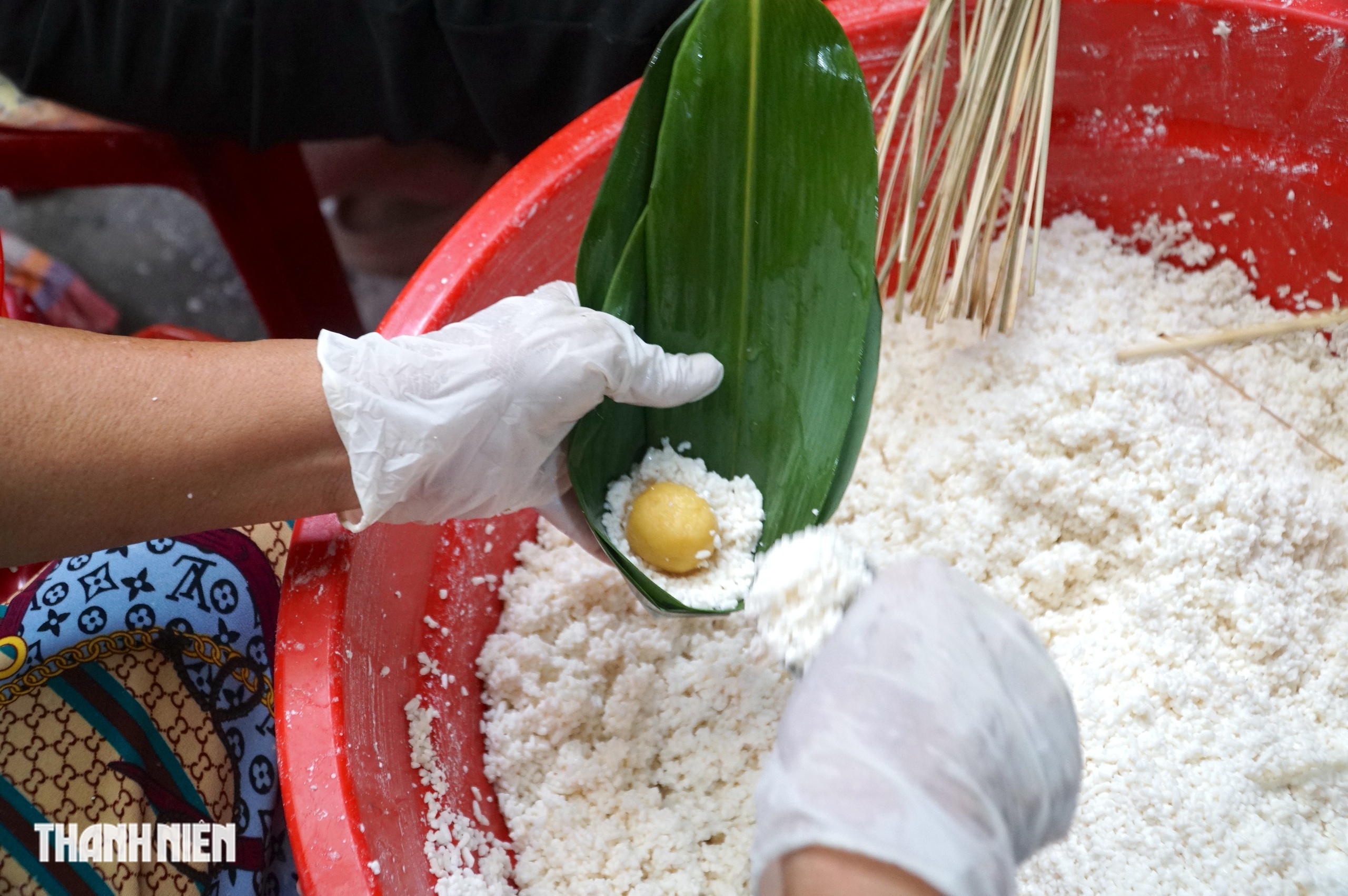 Thức xuyên đêm gói hàng trăm nghìn chiếc bánh ú cho Tết Đoan Ngọ - Ảnh 5.