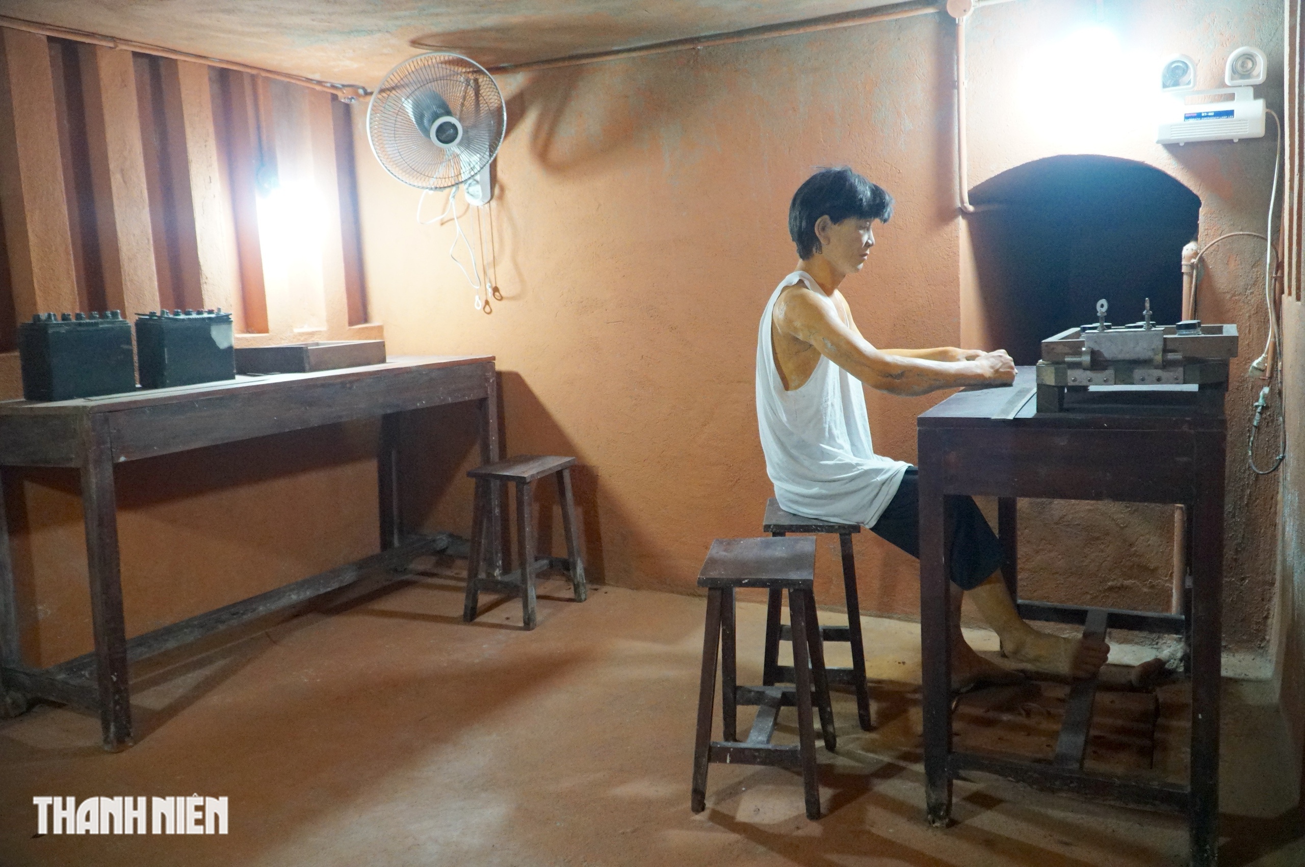Ngôi nhà nhỏ ở trung tâm TP.HCM có căn hầm bí mật dưới tủ gỗ - Ảnh 7.