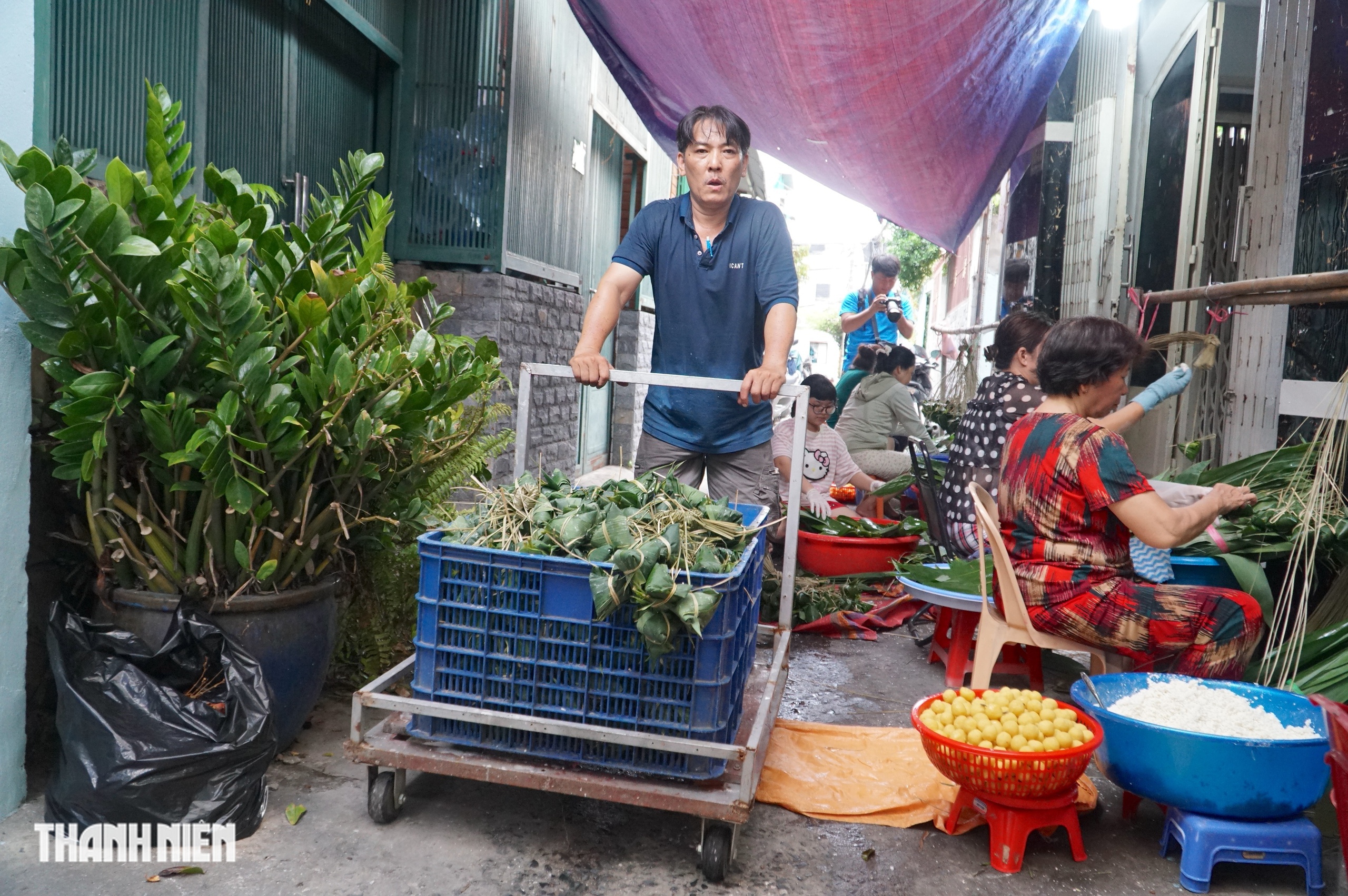 Thức xuyên đêm gói hàng trăm nghìn chiếc bánh ú cho Tết Đoan Ngọ - Ảnh 4.