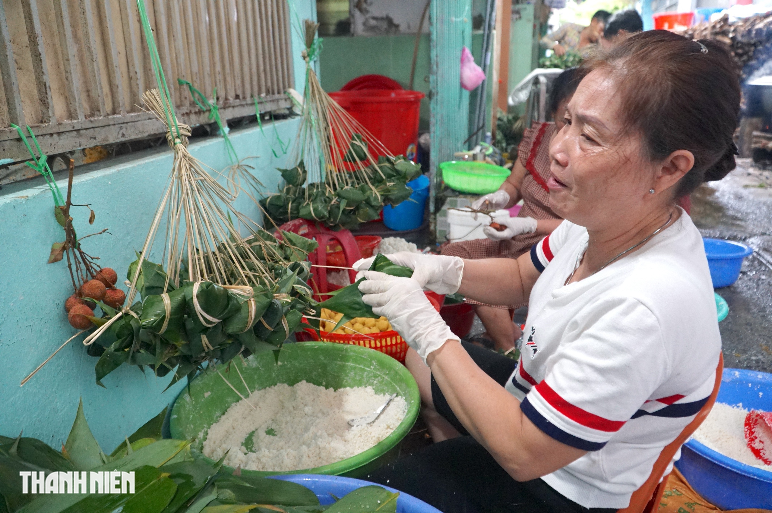 Thức xuyên đêm gói hàng trăm nghìn chiếc bánh ú cho Tết Đoan Ngọ - Ảnh 3.