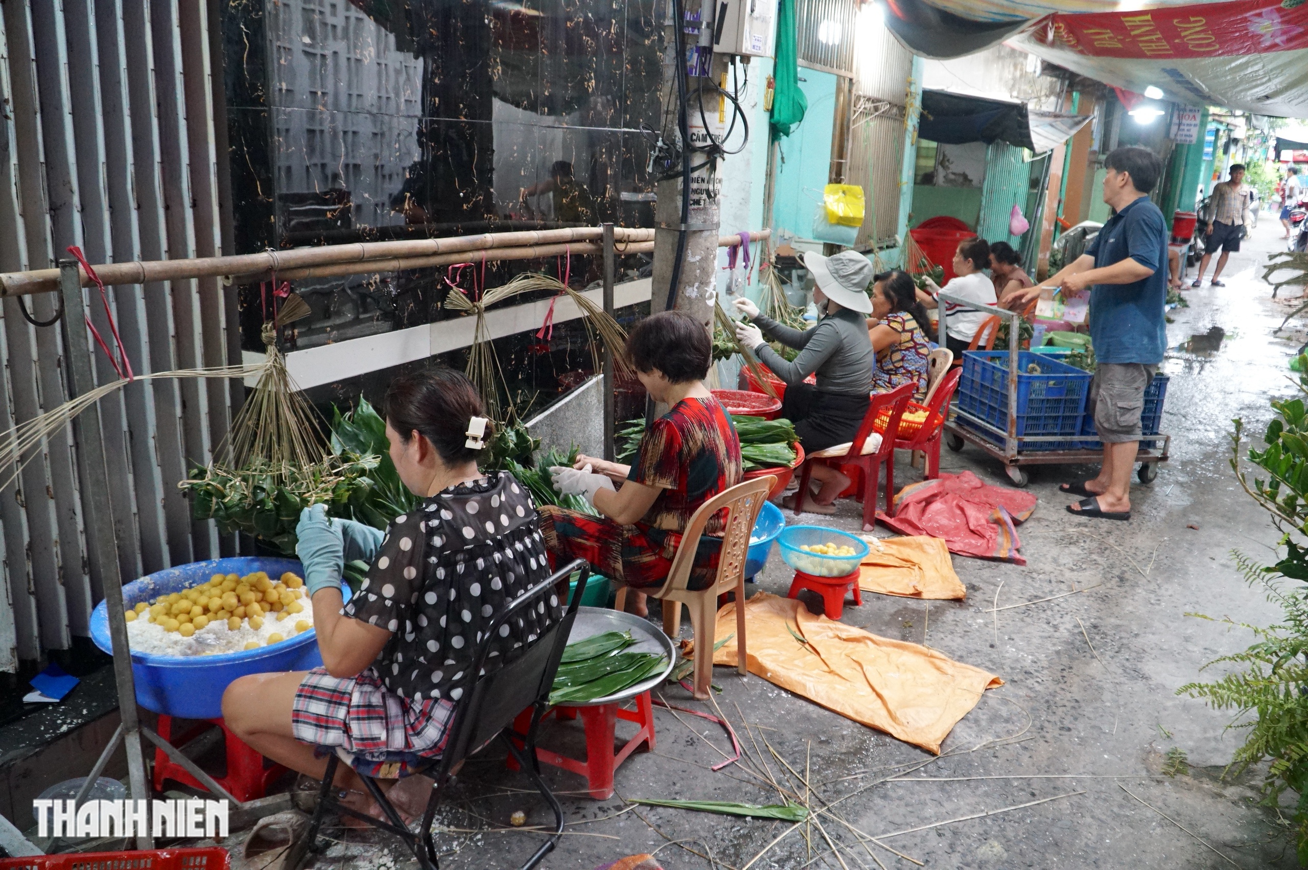 Thức xuyên đêm gói hàng trăm nghìn chiếc bánh ú cho Tết Đoan Ngọ - Ảnh 1.