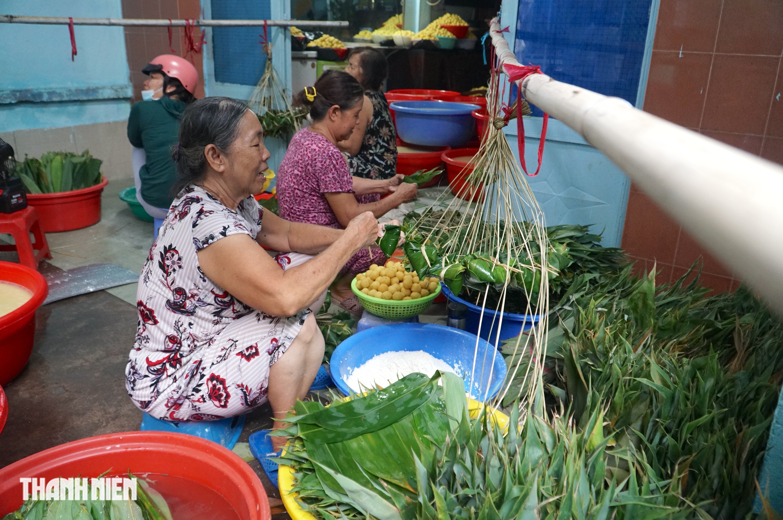 Thức xuyên đêm gói hàng trăm nghìn chiếc bánh ú cho Tết Đoan Ngọ - Ảnh 2.