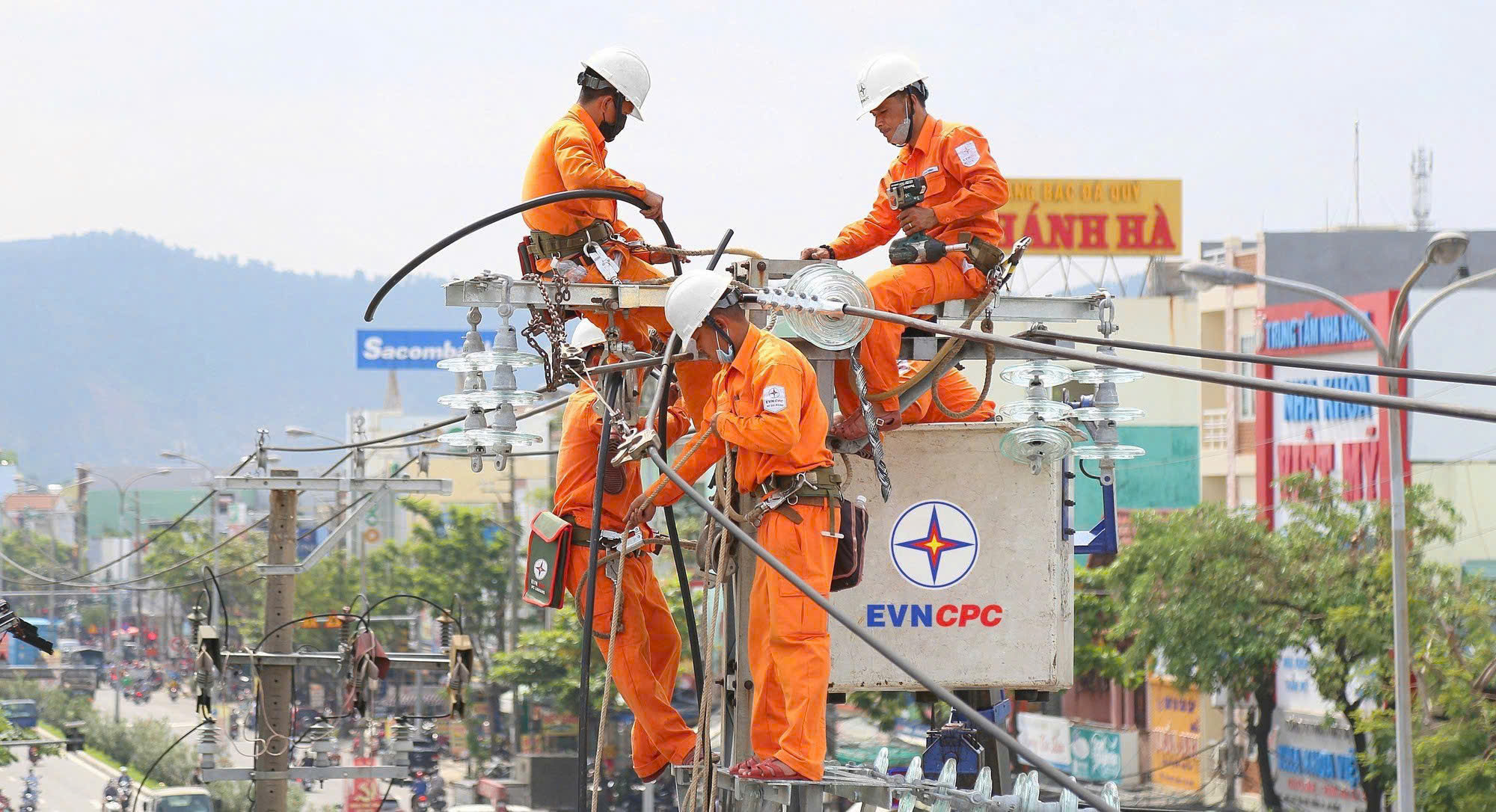 EVNCPC vượt khó, giữ vững dòng điện miền Trung - Ảnh 1.