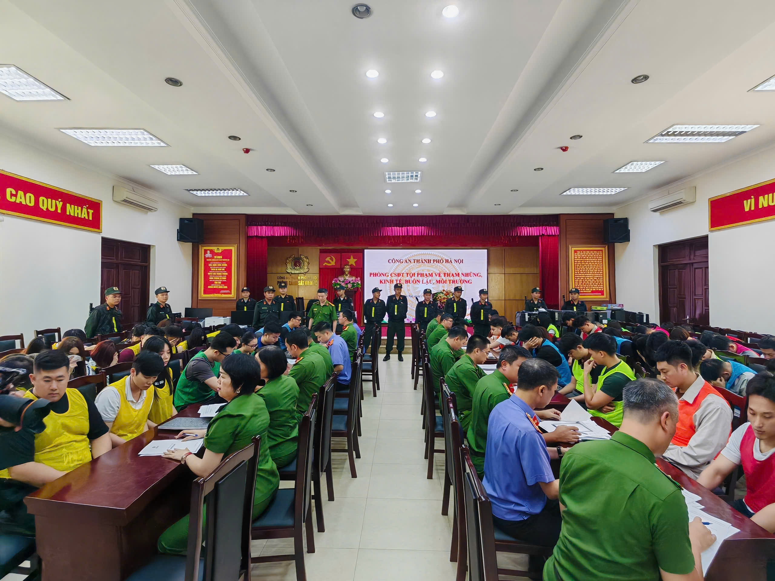 Khởi tố 187 bị can trong vụ 'hợp đồng kỳ nghỉ'- Ảnh 1. Khởi tố 187 bị can trong vụ 'hợp đồng kỳ nghỉ'- Ảnh 1.