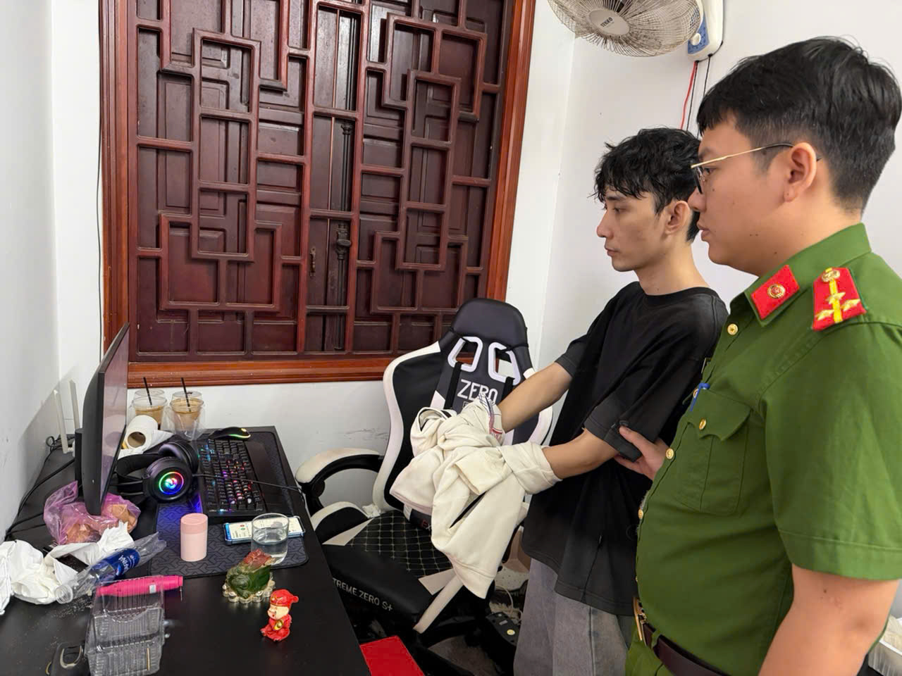 Công an Hưng Yên bắt nhóm dùng photoshop để làm giả hàng trăm loại giấy tờ- Ảnh 2. Công an Hưng Yên bắt nhóm dùng photoshop để làm giả hàng trăm loại giấy tờ- Ảnh 2.
