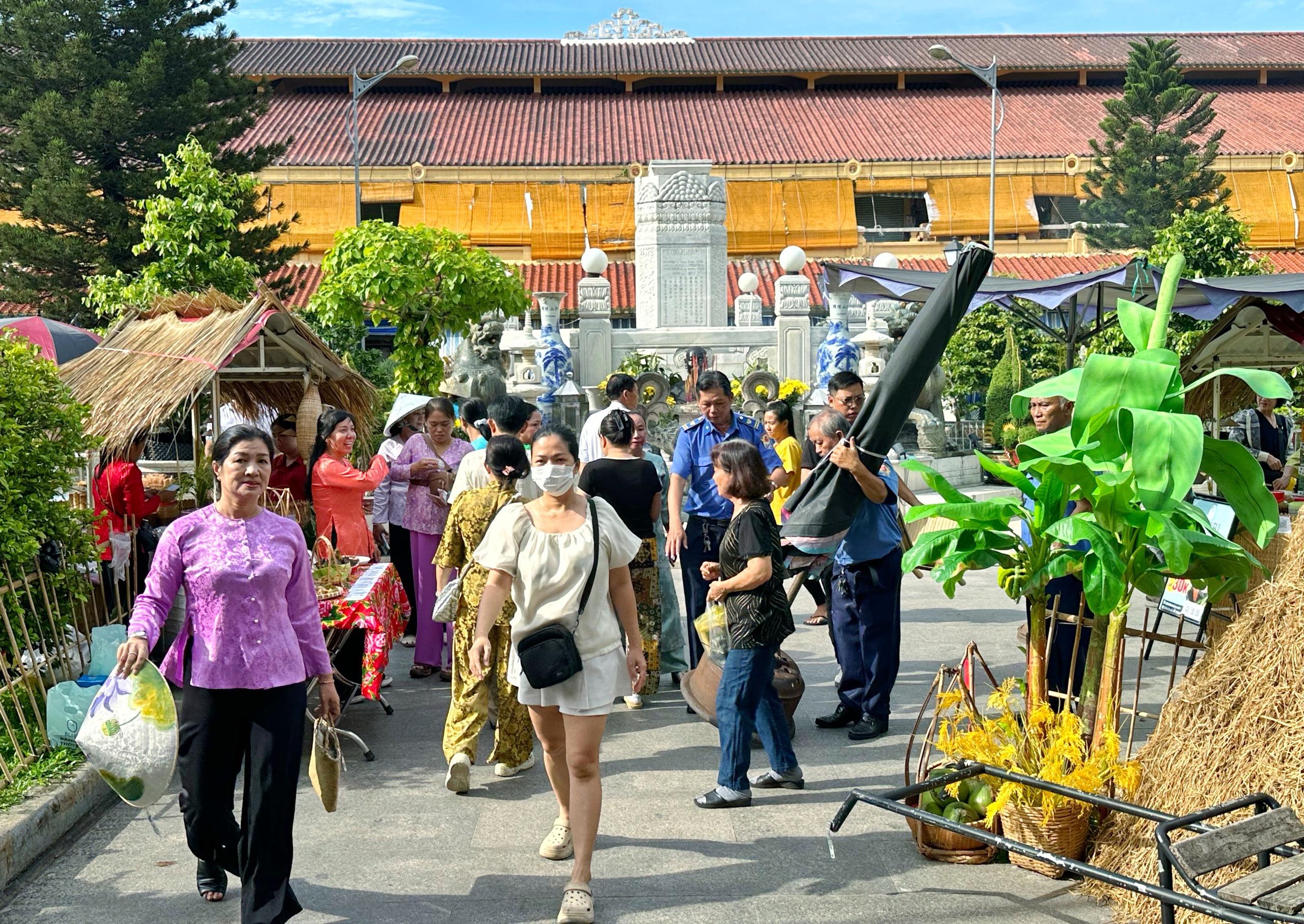 Chợ Tết Đoan Ngọ ở chợ Bình Tây TP.HCM: 'Chợ trong chợ' diễn ra trong 1 ngày - Ảnh 2.