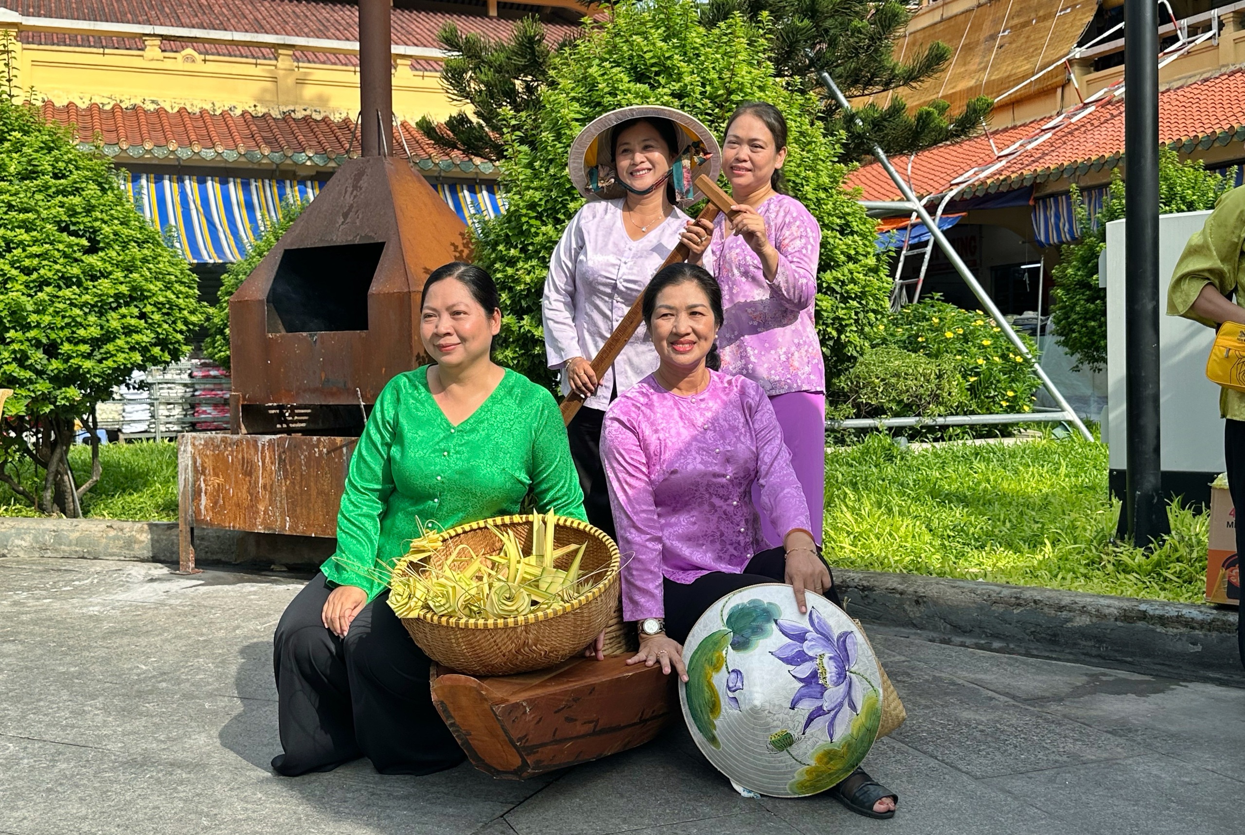 Chợ Tết Đoan Ngọ ở chợ Bình Tây TP.HCM: 'Chợ trong chợ' diễn ra trong 1 ngày - Ảnh 15.