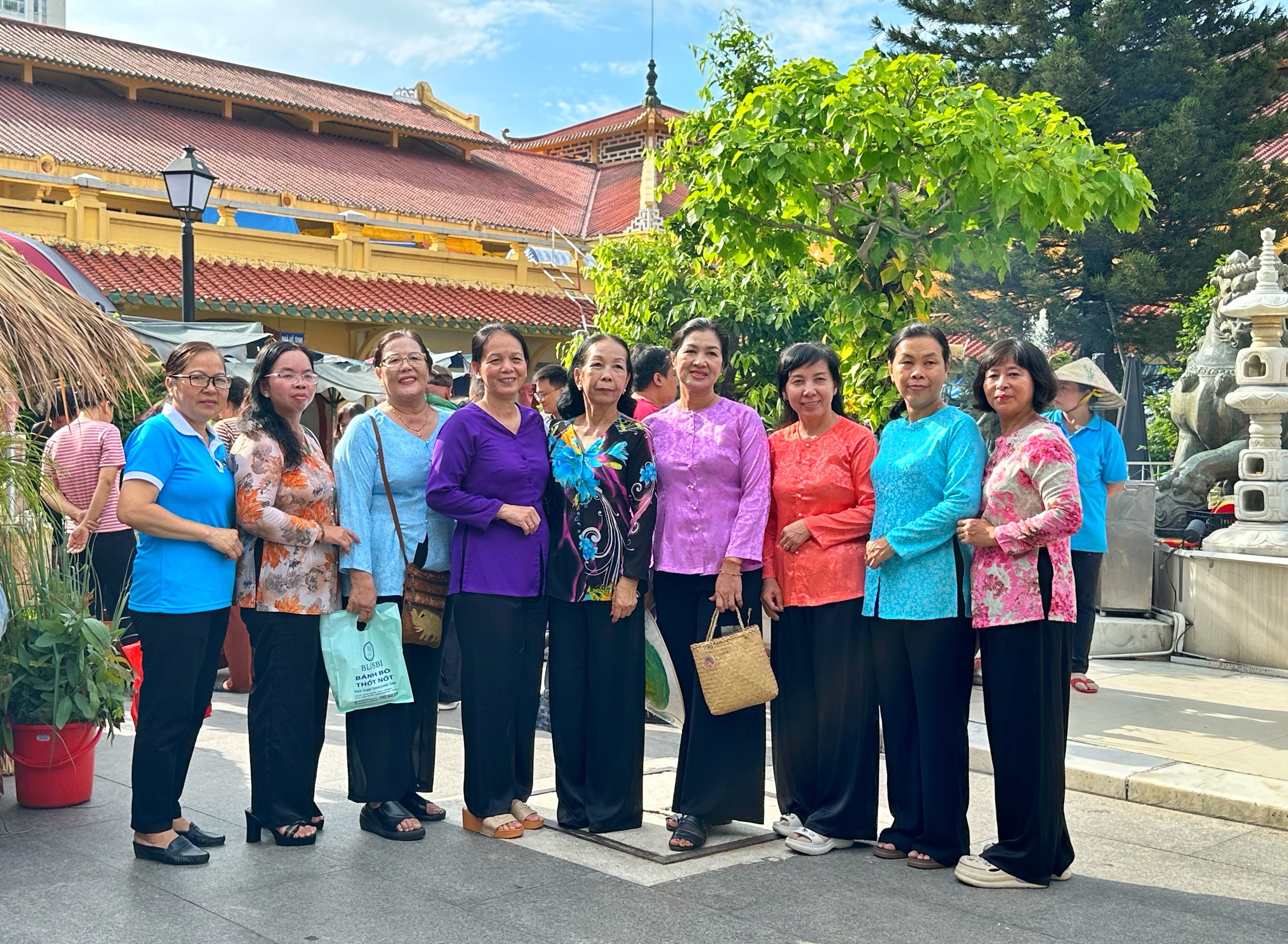 Chợ Tết Đoan Ngọ ở chợ Bình Tây TP.HCM: 'Chợ trong chợ' diễn ra trong 1 ngày - Ảnh 14.
