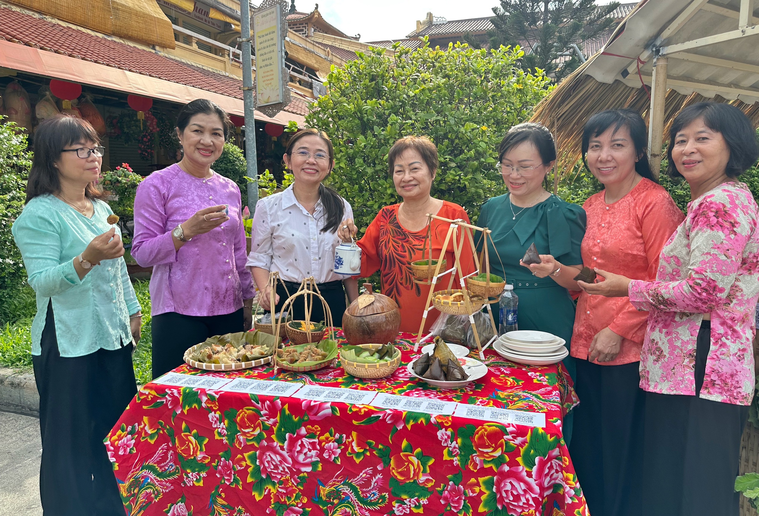 Chợ Tết Đoan Ngọ ở chợ Bình Tây TP.HCM: 'Chợ trong chợ' diễn ra trong 1 ngày - Ảnh 9.