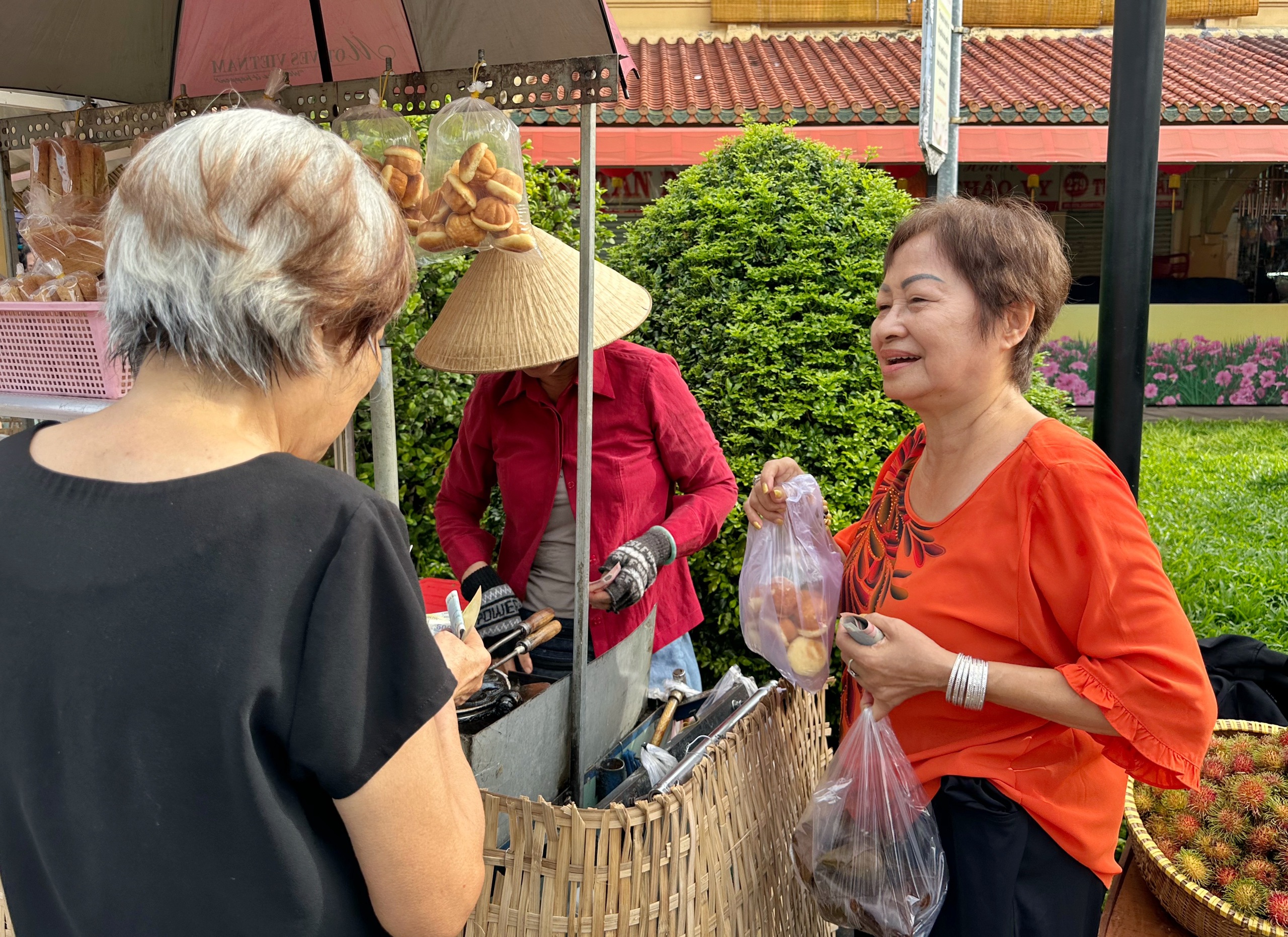 Chợ Tết Đoan Ngọ ở chợ Bình Tây TP.HCM: 'Chợ trong chợ' diễn ra trong 1 ngày - Ảnh 10.