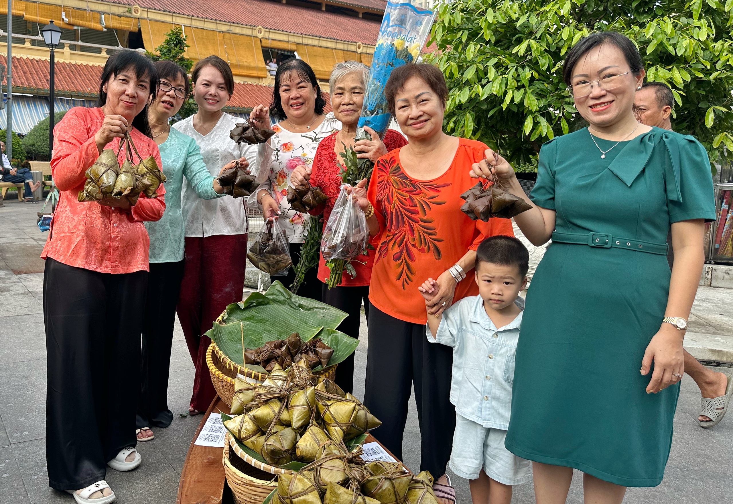 Chợ Tết Đoan Ngọ ở chợ Bình Tây TP.HCM: 'Chợ trong chợ' diễn ra trong 1 ngày - Ảnh 1.