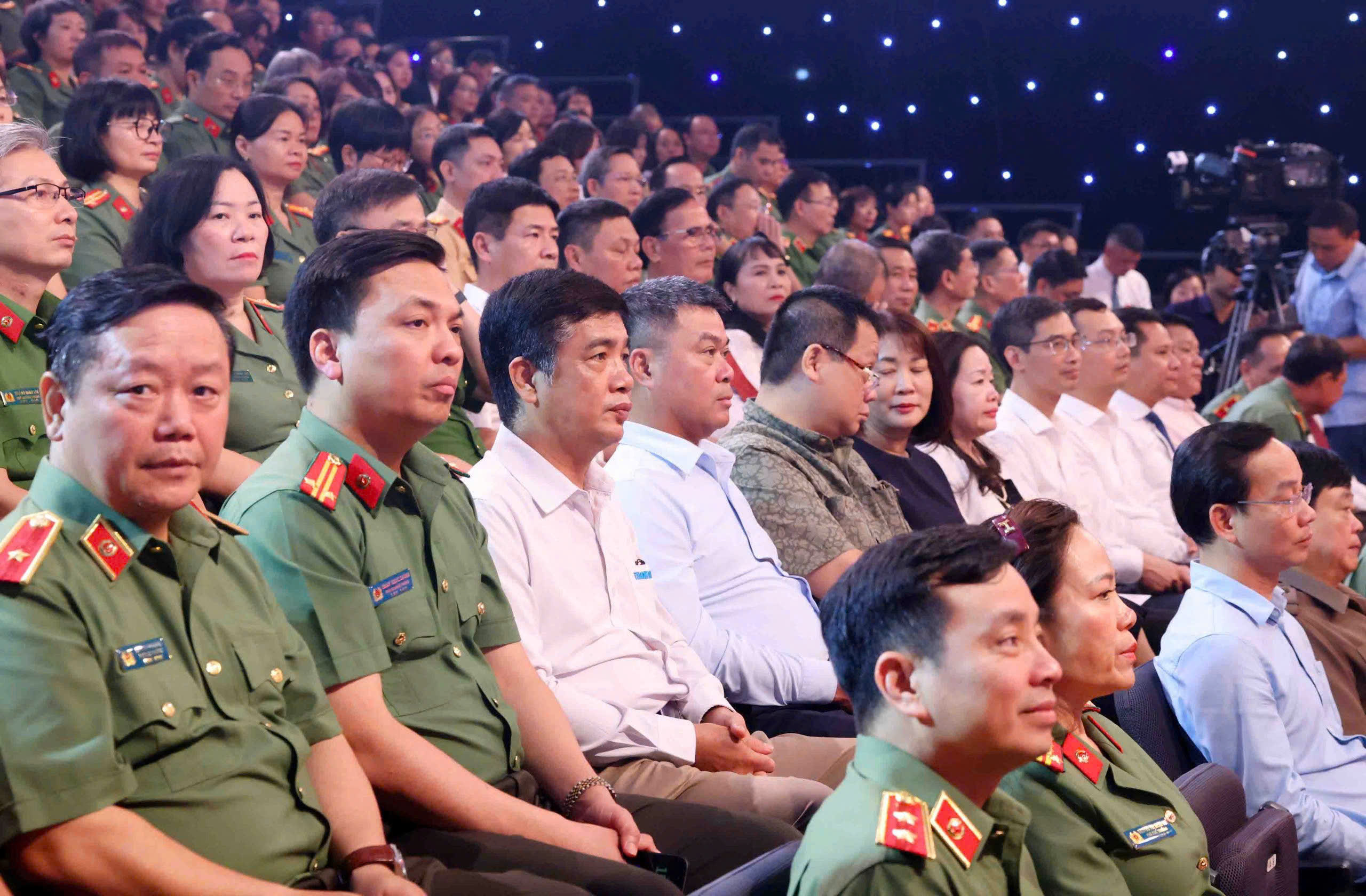 Phó tổng biên tập Báo Thanh Niên nhận Kỷ niệm chương Bảo vệ an ninh Tổ quốc- Ảnh 3. Phó tổng biên tập Báo Thanh Niên nhận Kỷ niệm chương Bảo vệ an ninh Tổ quốc- Ảnh 3.