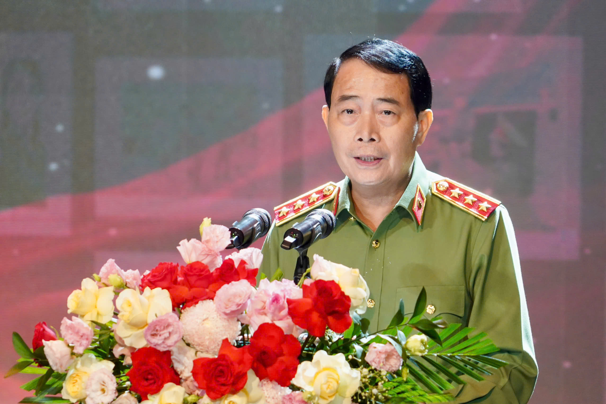 Phó tổng biên tập Báo Thanh Niên nhận Kỷ niệm chương Bảo vệ an ninh Tổ quốc- Ảnh 2. Phó tổng biên tập Báo Thanh Niên nhận Kỷ niệm chương Bảo vệ an ninh Tổ quốc- Ảnh 2.