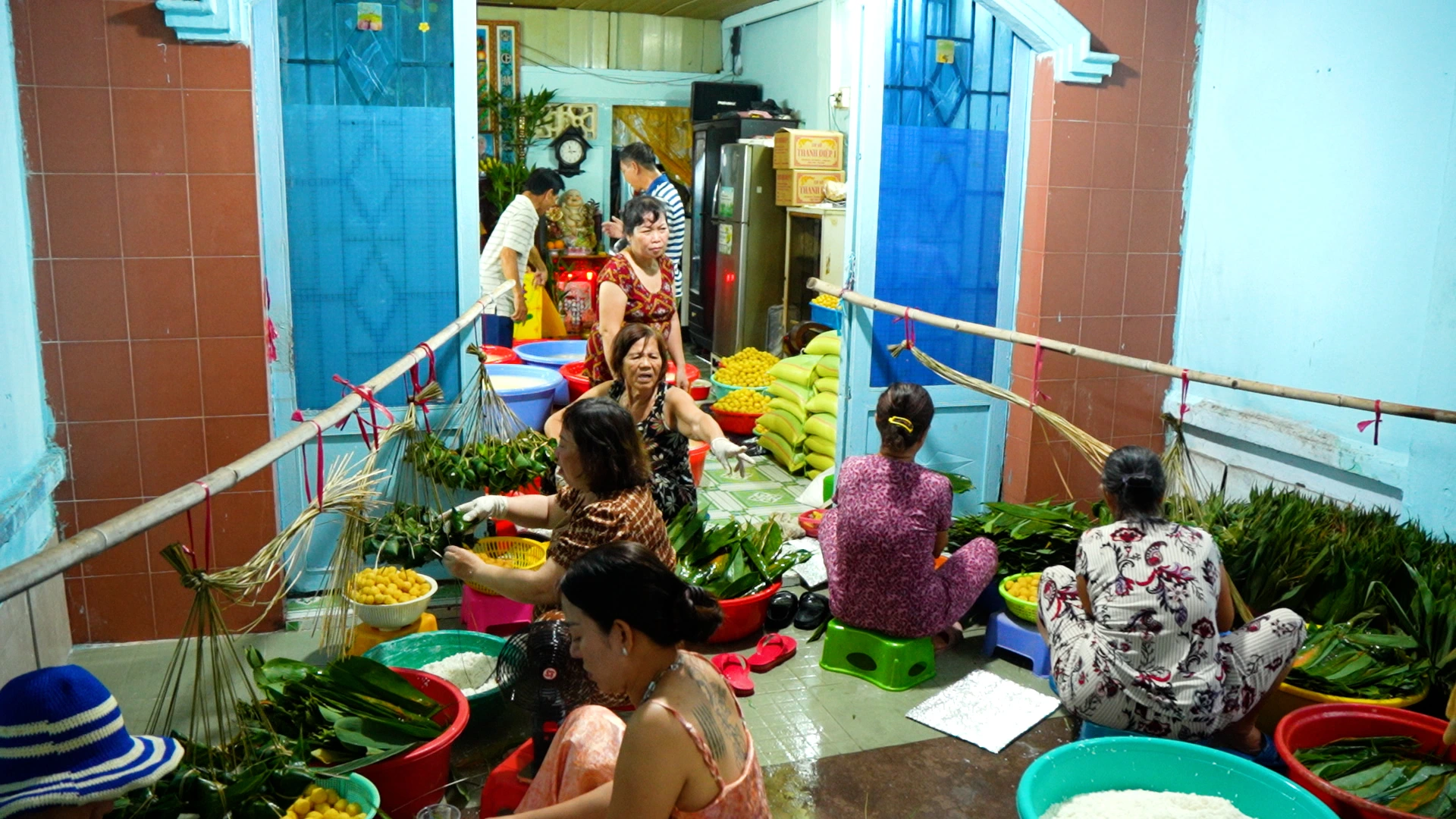 Hẻm bánh ú tro đỏ lửa, giữ hồn Tết Đoan Ngọ suốt hơn nửa thế kỷ - Ảnh 1.