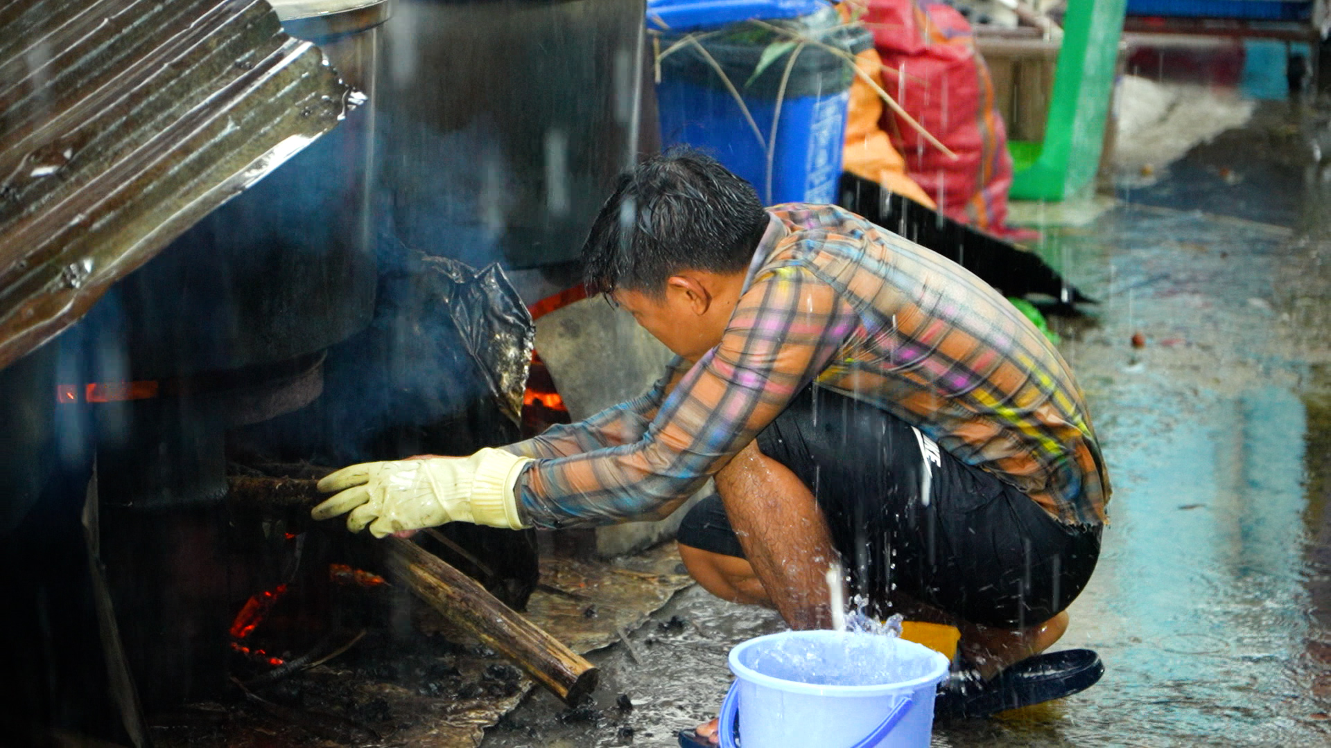 Hẻm bánh ú tro đỏ lửa, giữ hồn Tết Đoan Ngọ suốt hơn nửa thế kỷ - Ảnh 9.