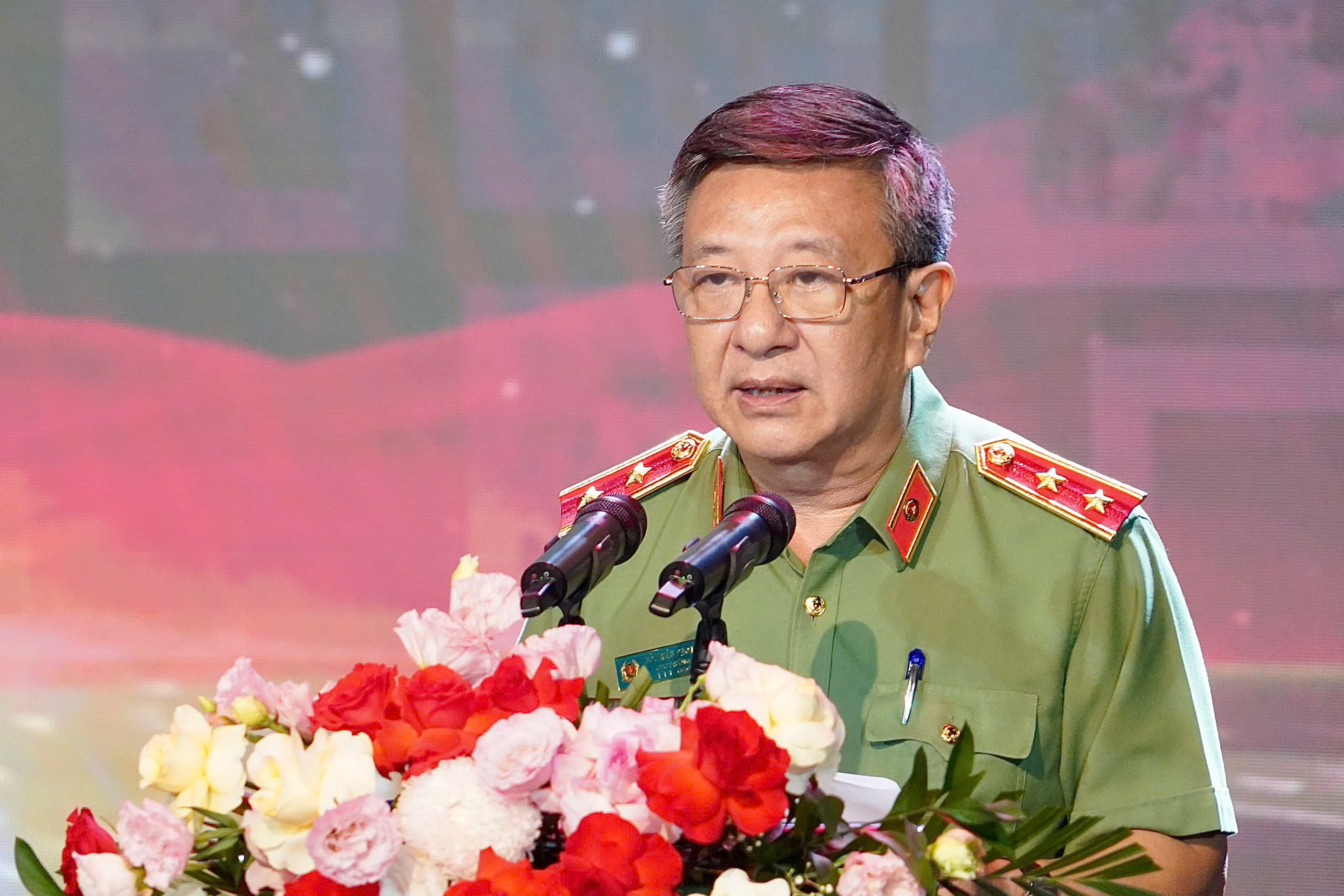 Phó tổng biên tập Báo Thanh Niên nhận Kỷ niệm chương Bảo vệ an ninh Tổ quốc- Ảnh 4. Phó tổng biên tập Báo Thanh Niên nhận Kỷ niệm chương Bảo vệ an ninh Tổ quốc- Ảnh 4.