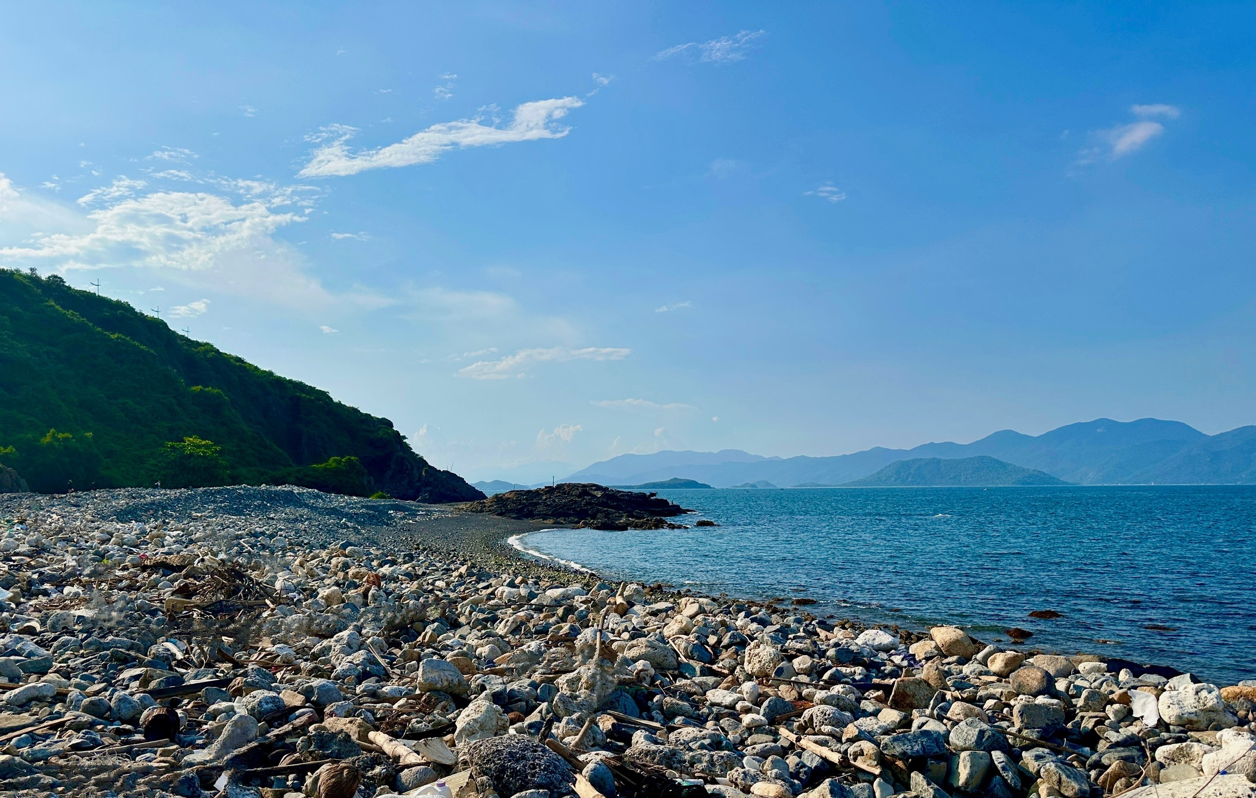 Bãi Sỏi dưới đèo Lương Sơn tuyệt đẹp, biển Nha Trang rất 'khác lạ'- Ảnh 2. Bãi Sỏi dưới đèo Lương Sơn tuyệt đẹp, biển Nha Trang rất 'khác lạ'- Ảnh 2.