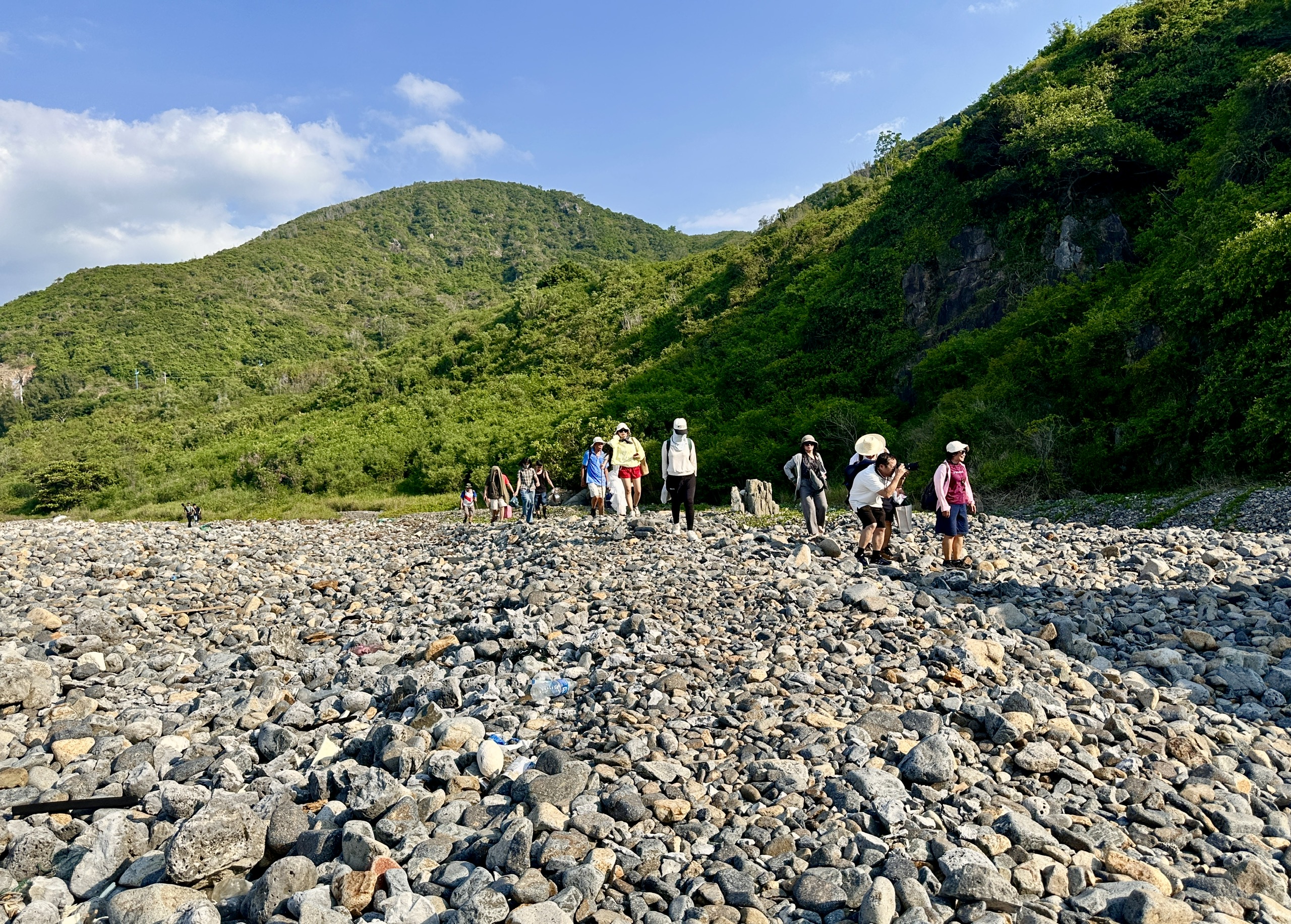 Bãi Sỏi dưới đèo Lương Sơn tuyệt đẹp, biển Nha Trang rất 'khác lạ'- Ảnh 4. Bãi Sỏi dưới đèo Lương Sơn tuyệt đẹp, biển Nha Trang rất 'khác lạ'- Ảnh 4.