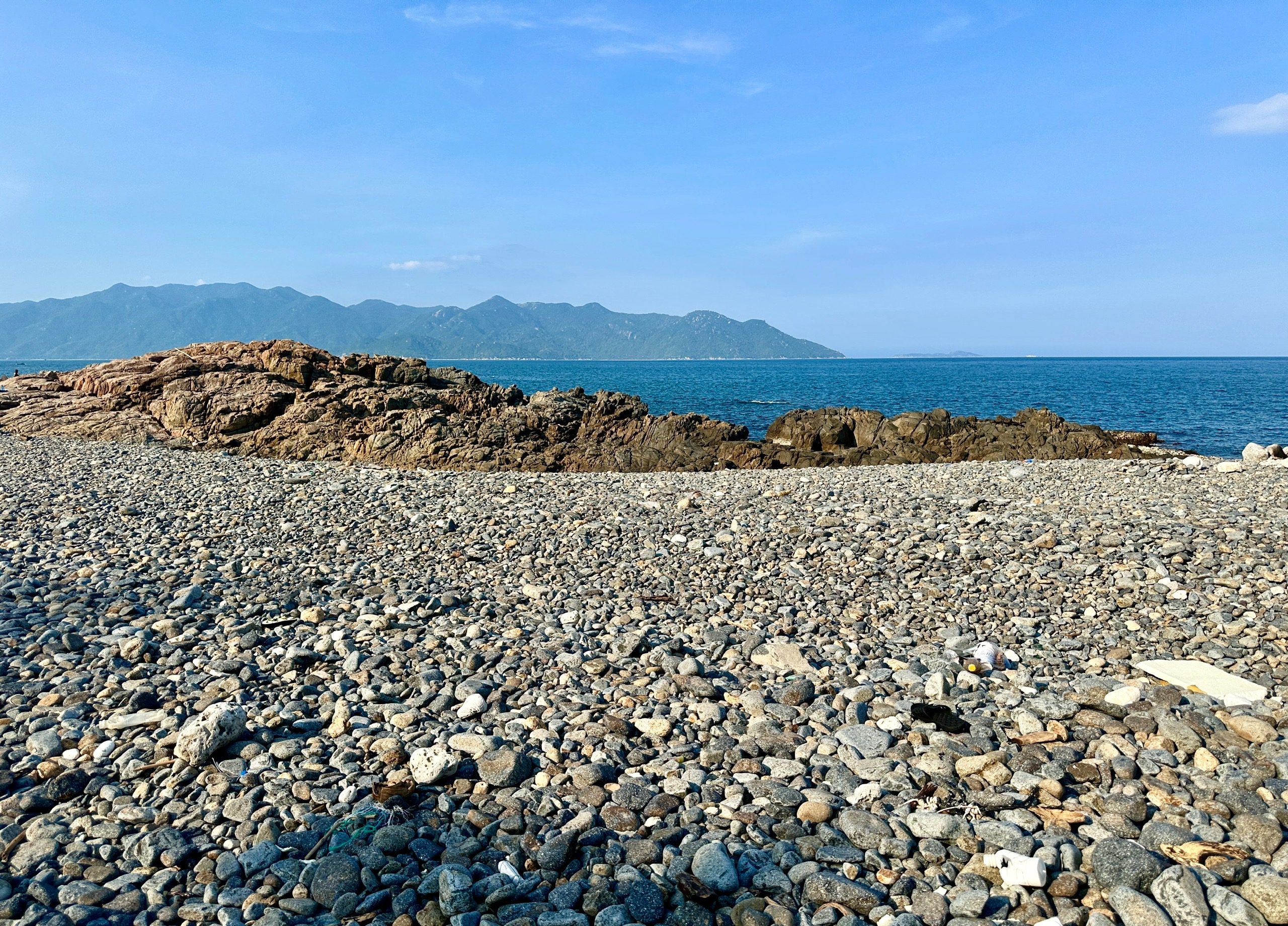Bãi Sỏi dưới đèo Lương Sơn tuyệt đẹp, biển Nha Trang rất 'khác lạ'- Ảnh 5. Bãi Sỏi dưới đèo Lương Sơn tuyệt đẹp, biển Nha Trang rất 'khác lạ'- Ảnh 5.