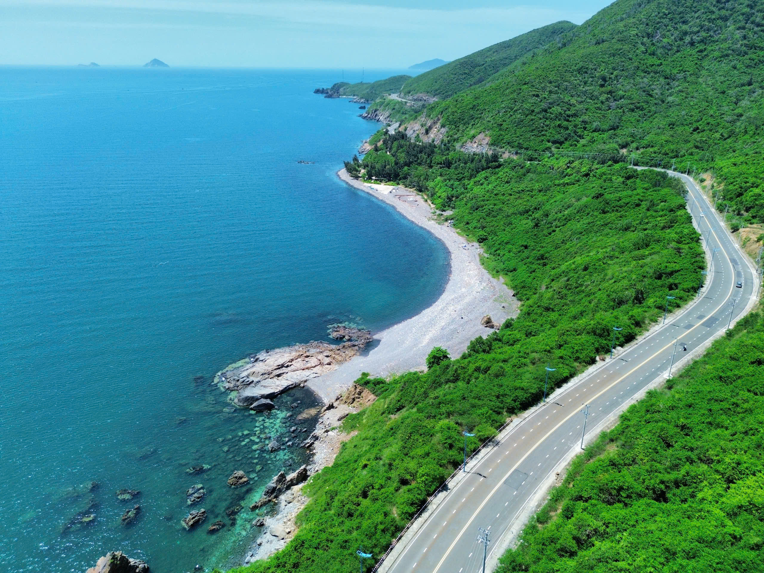 Bãi Sỏi dưới đèo Lương Sơn tuyệt đẹp, biển Nha Trang rất 'khác lạ'- Ảnh 1. Bãi Sỏi dưới đèo Lương Sơn tuyệt đẹp, biển Nha Trang rất 'khác lạ'- Ảnh 1.