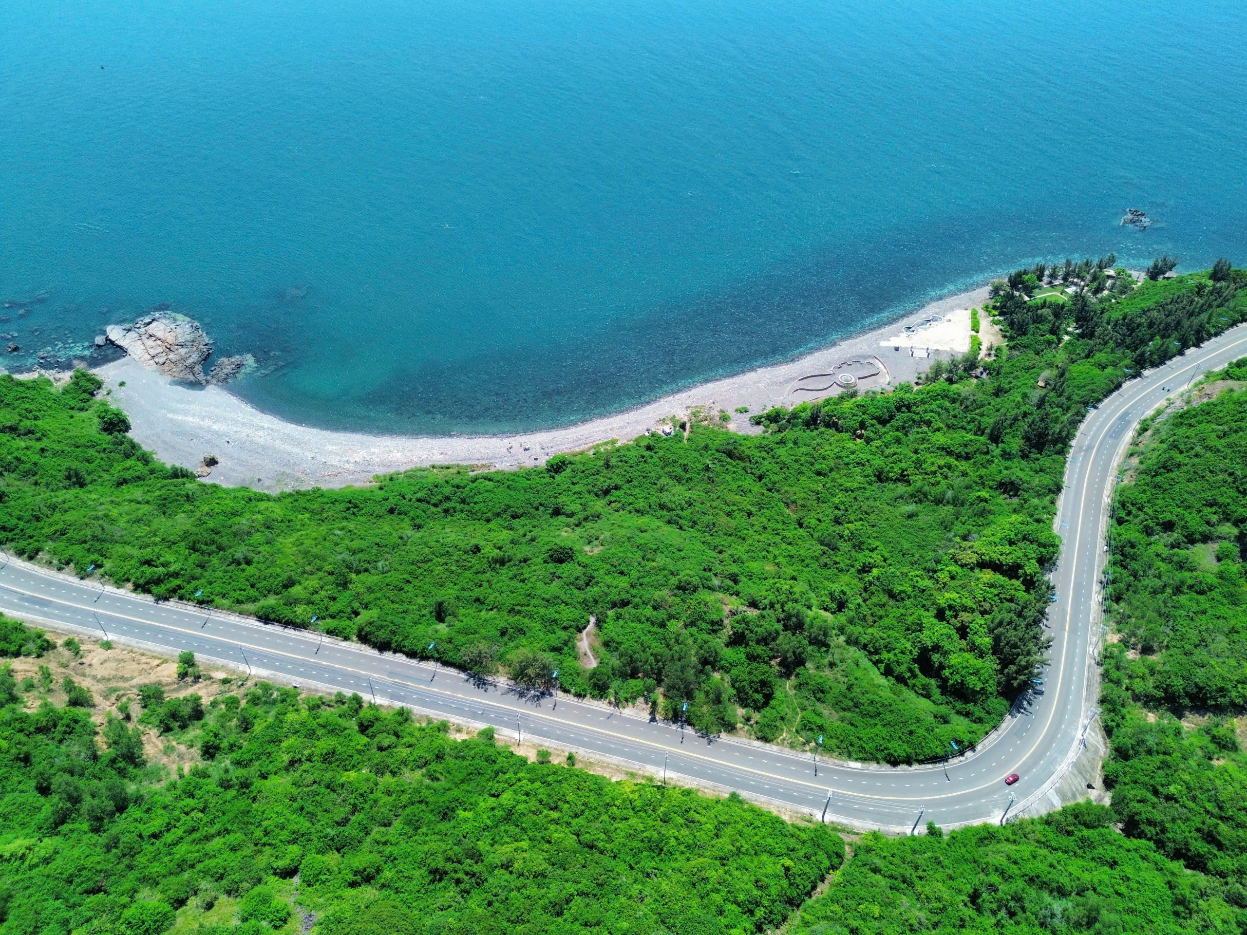 Bãi Sỏi dưới đèo Lương Sơn tuyệt đẹp, biển Nha Trang rất 'khác lạ'- Ảnh 11. Bãi Sỏi dưới đèo Lương Sơn tuyệt đẹp, biển Nha Trang rất 'khác lạ'- Ảnh 11.