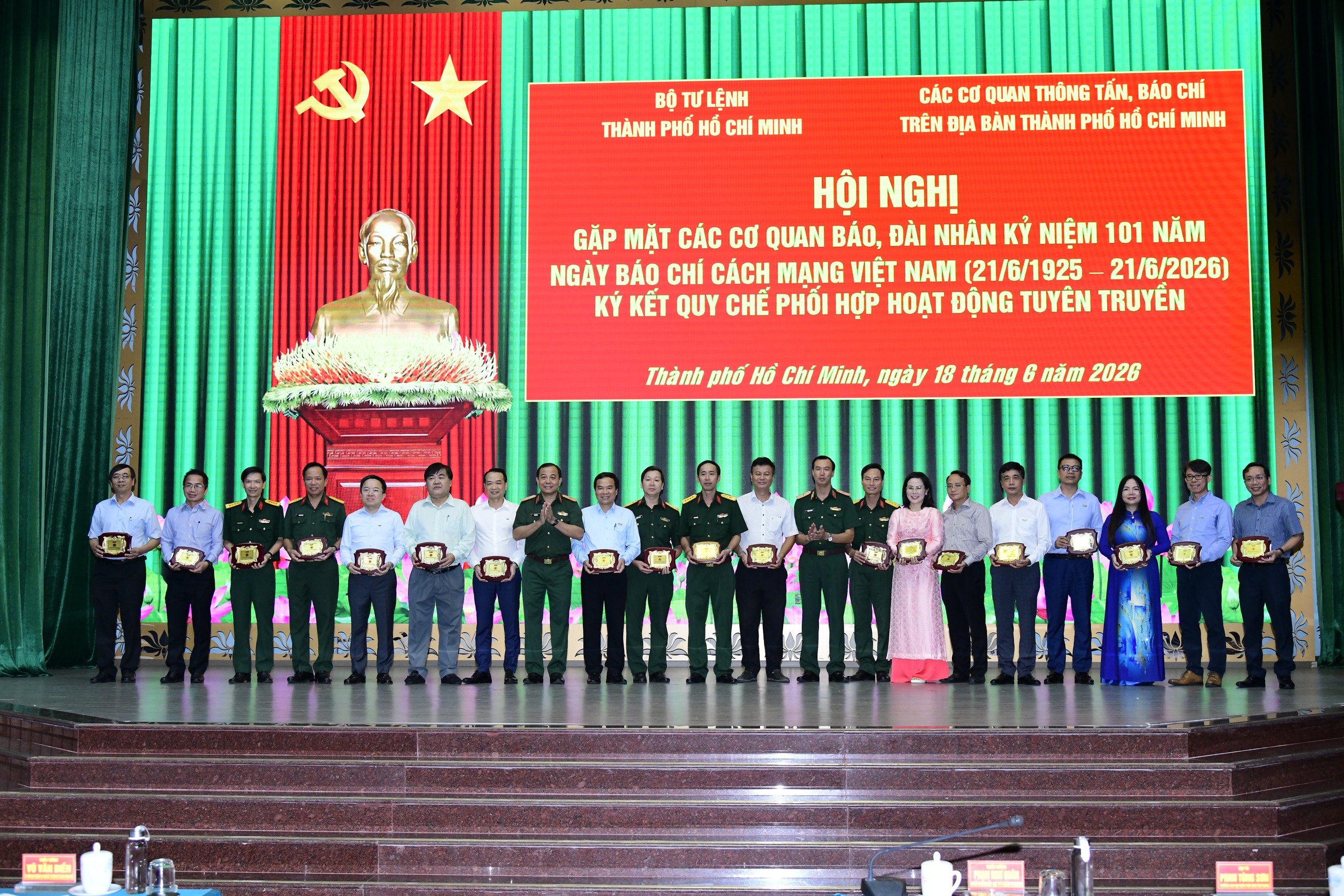 Bộ Tư lệnh TP.HCM ký quy chế phối hợp tuyên truyền với các cơ quan báo chí- Ảnh 2. Bộ Tư lệnh TP.HCM ký quy chế phối hợp tuyên truyền với các cơ quan báo chí- Ảnh 2.