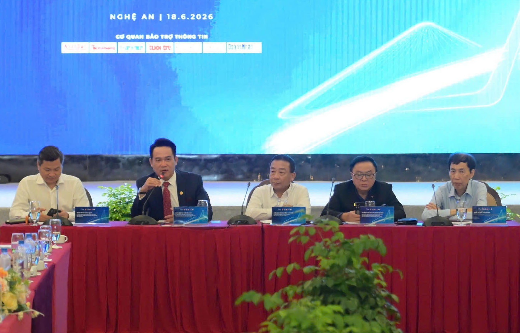 Nghệ An sẽ tiếp tục cải thiện môi trường đầu tư kinh doanh - Ảnh 2.