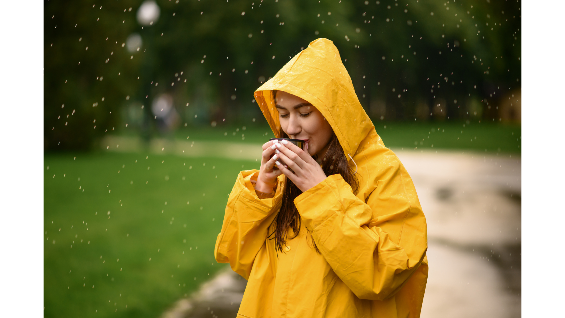 Áo mưa phơi rồi mà vẫn hôi: Làm sao để khử mùi hiệu quả? - Ảnh 1.