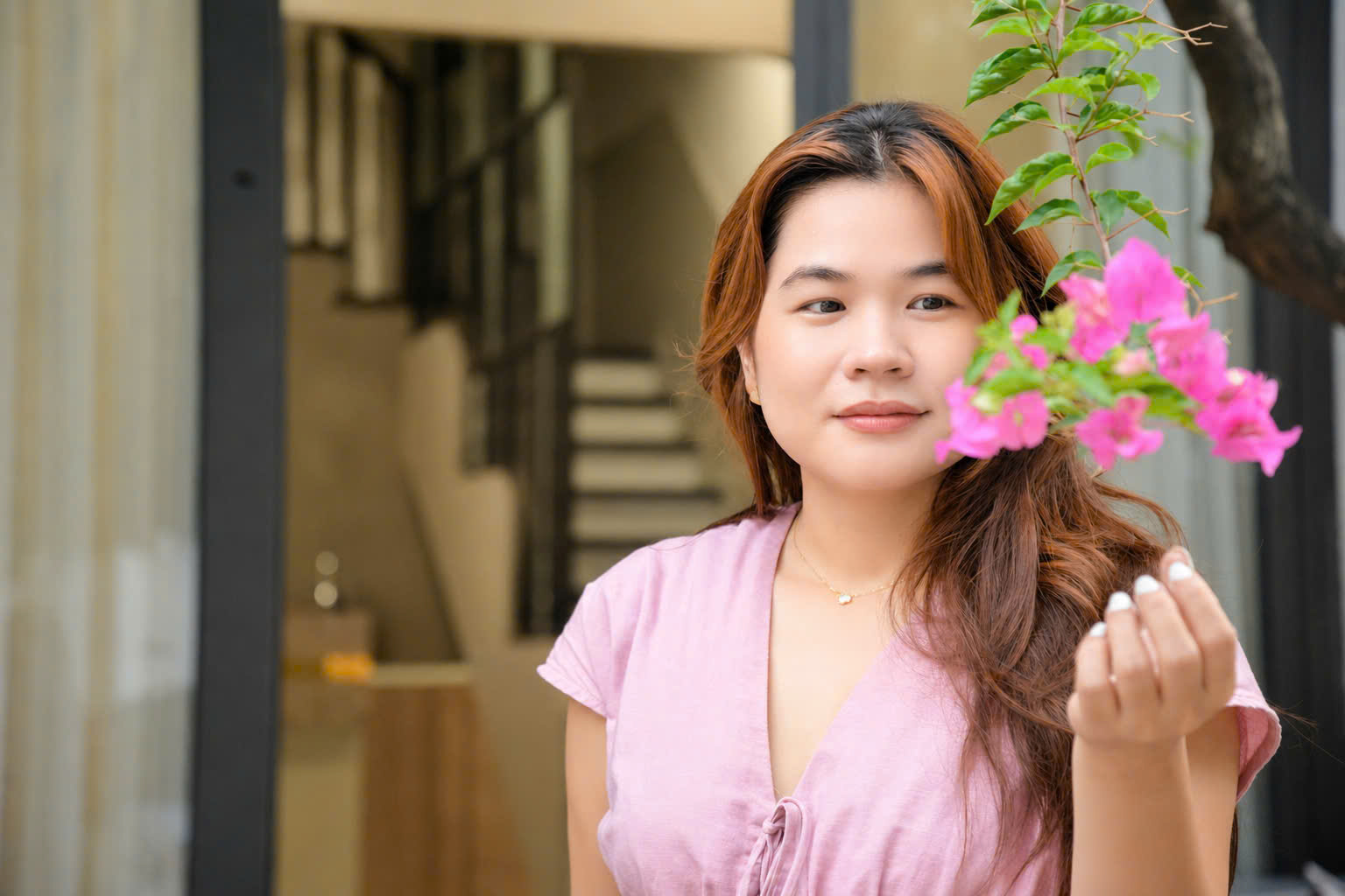 Chuyện tình xúc động sau bụi hoa giấy phủ kín 5 tầng ở 'phố nhà giàu' TP.HCM - Ảnh 2.