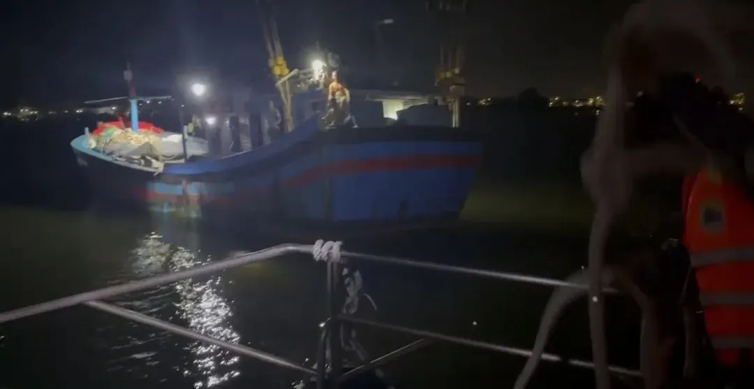 Tàu cá Đà Nẵng bị phá nước giữa đêm, 10 ngư dân phát tín hiệu cầu cứu - Ảnh 1.