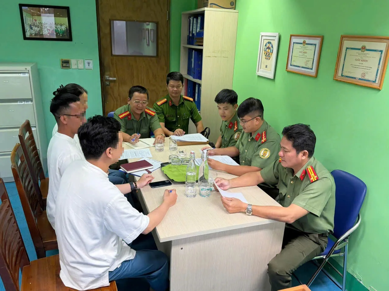 22 tổ công tác của Công an TP.HCM đồng loạt tổng kiểm tra người nước ngoài - Ảnh 3.