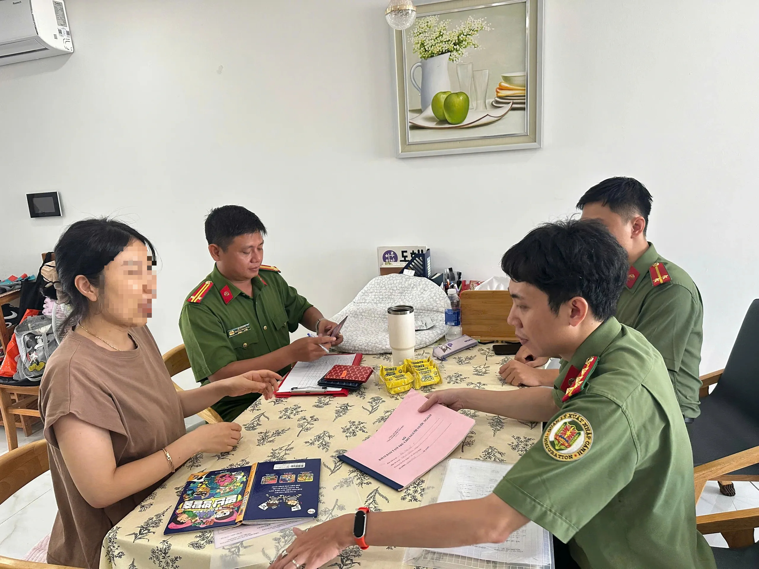 22 tổ công tác của Công an TP.HCM đồng loạt tổng kiểm tra người nước ngoài - Ảnh 2.