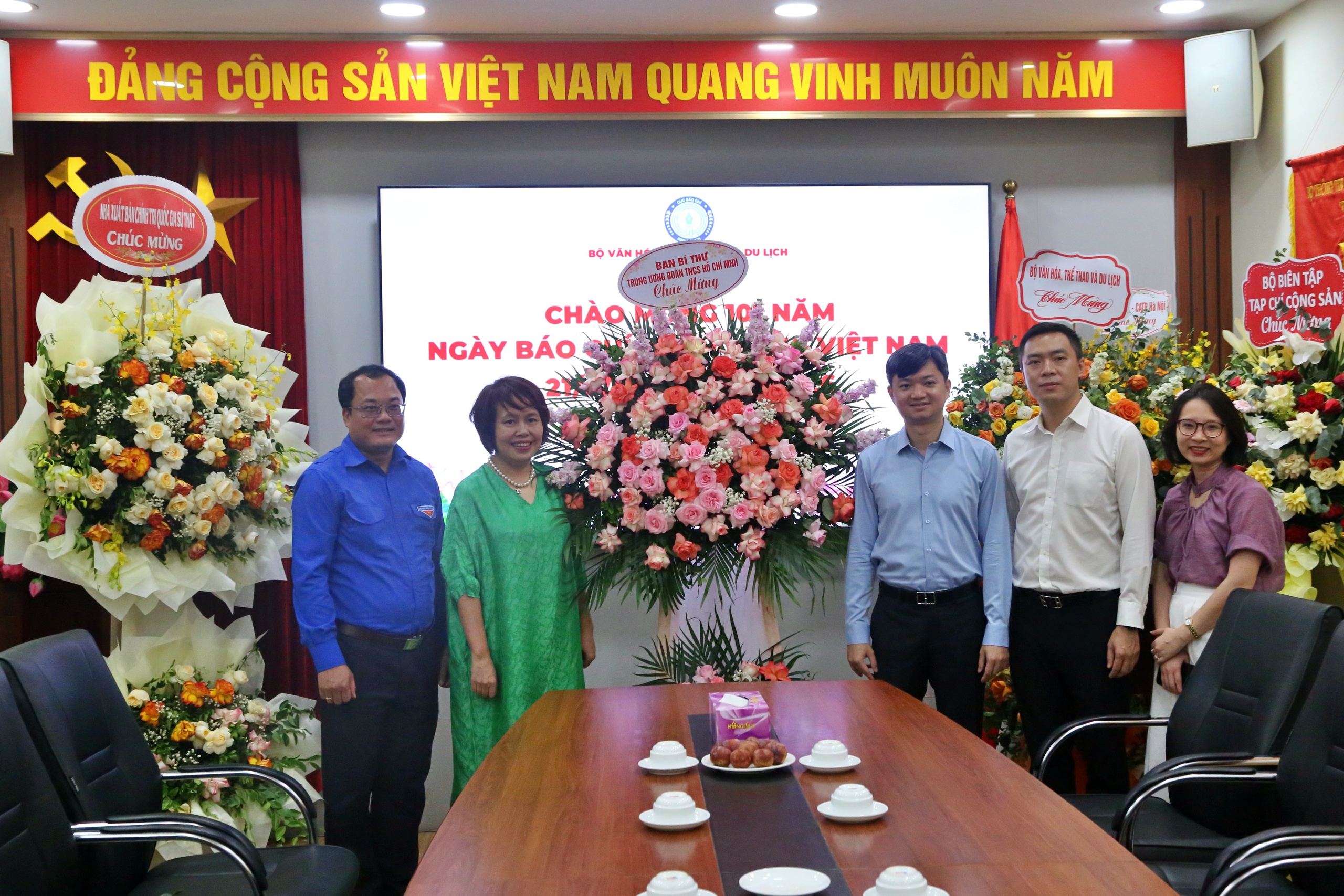 Anh Nguyễn Minh Triết chúc mừng các cơ quan báo chí nhân ngày 21.6- Ảnh 1. Anh Nguyễn Minh Triết chúc mừng các cơ quan báo chí nhân ngày 21.6- Ảnh 1.