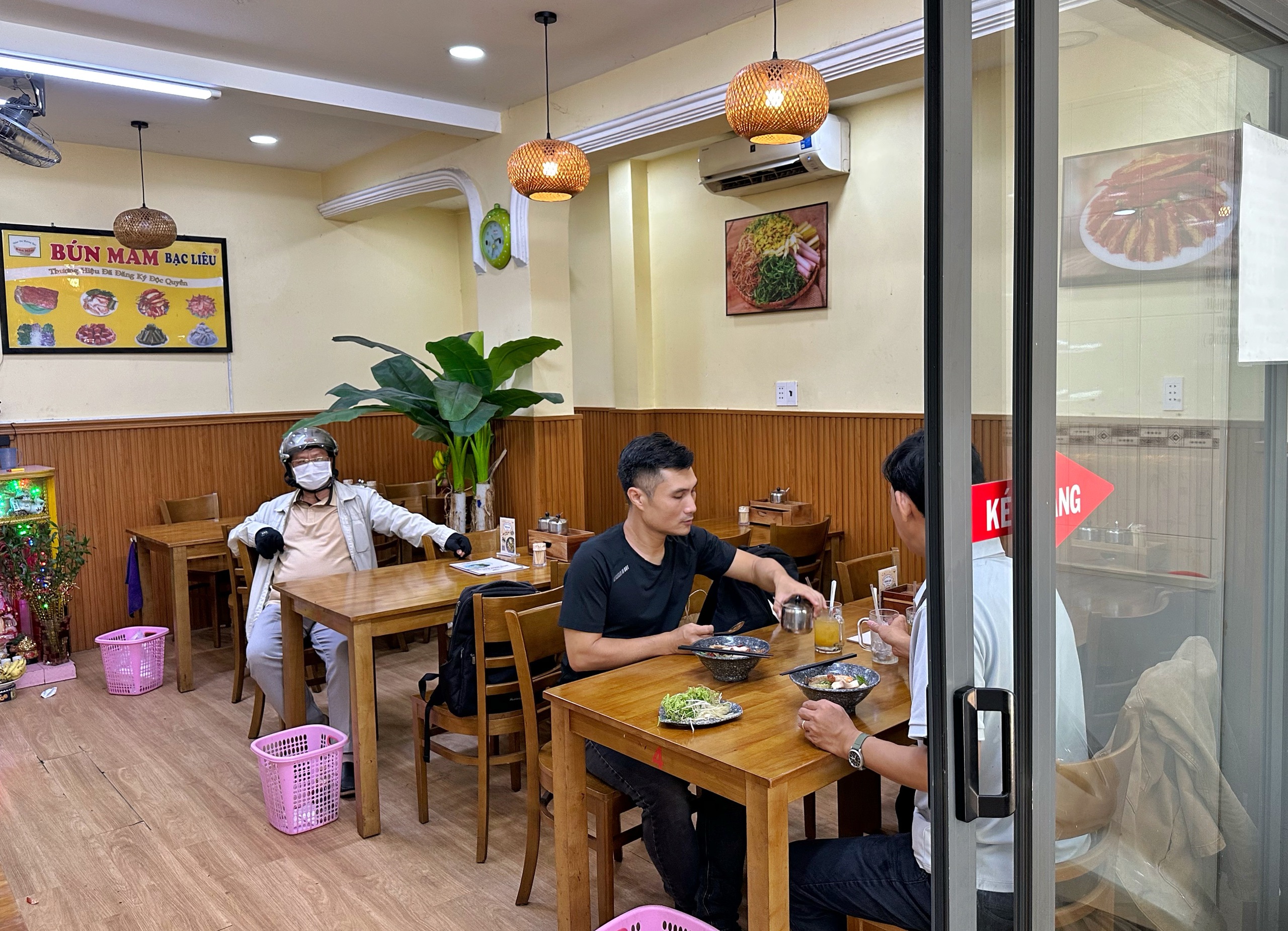 Bún mắm miền Tây ở TP.HCM gần 30 năm: Bà chủ mở 3 quán nhờ bí quyết… - Ảnh 2.