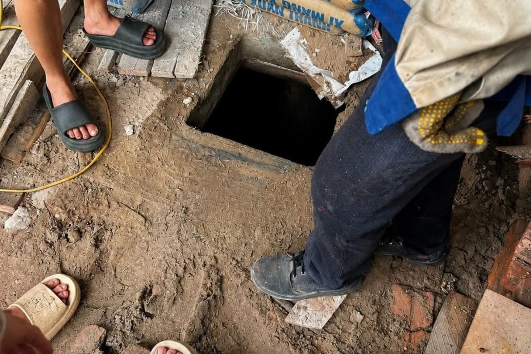 Hai người tử vong vì ngạt khí khi thi công hố ga - Ảnh 1.