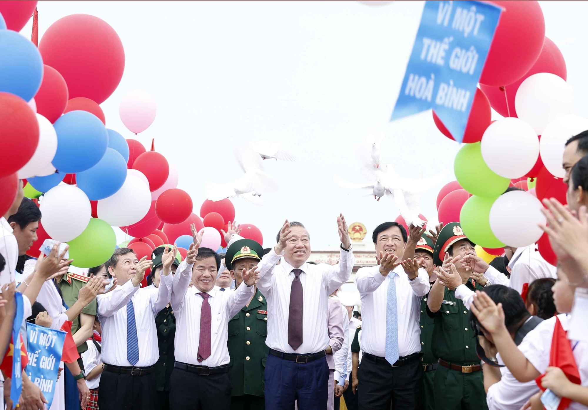 'Đòn gánh' Quảng Trị- Ảnh 1. 'Đòn gánh' Quảng Trị- Ảnh 1.