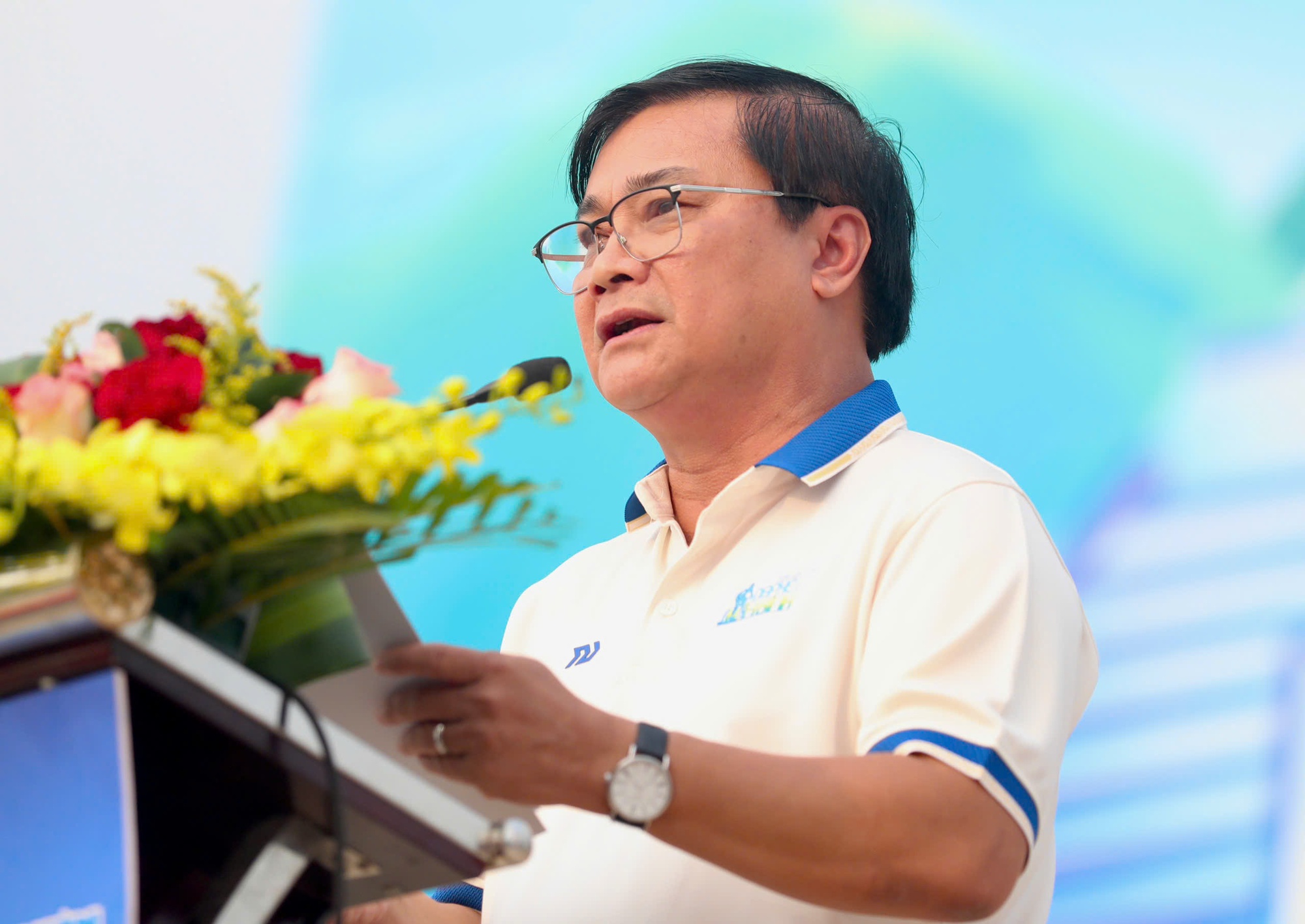 Những v&ograve;ng quay h&ograve;a b&igrave;nh tr&ecirc;n 'đất lửa' - Ảnh 1.