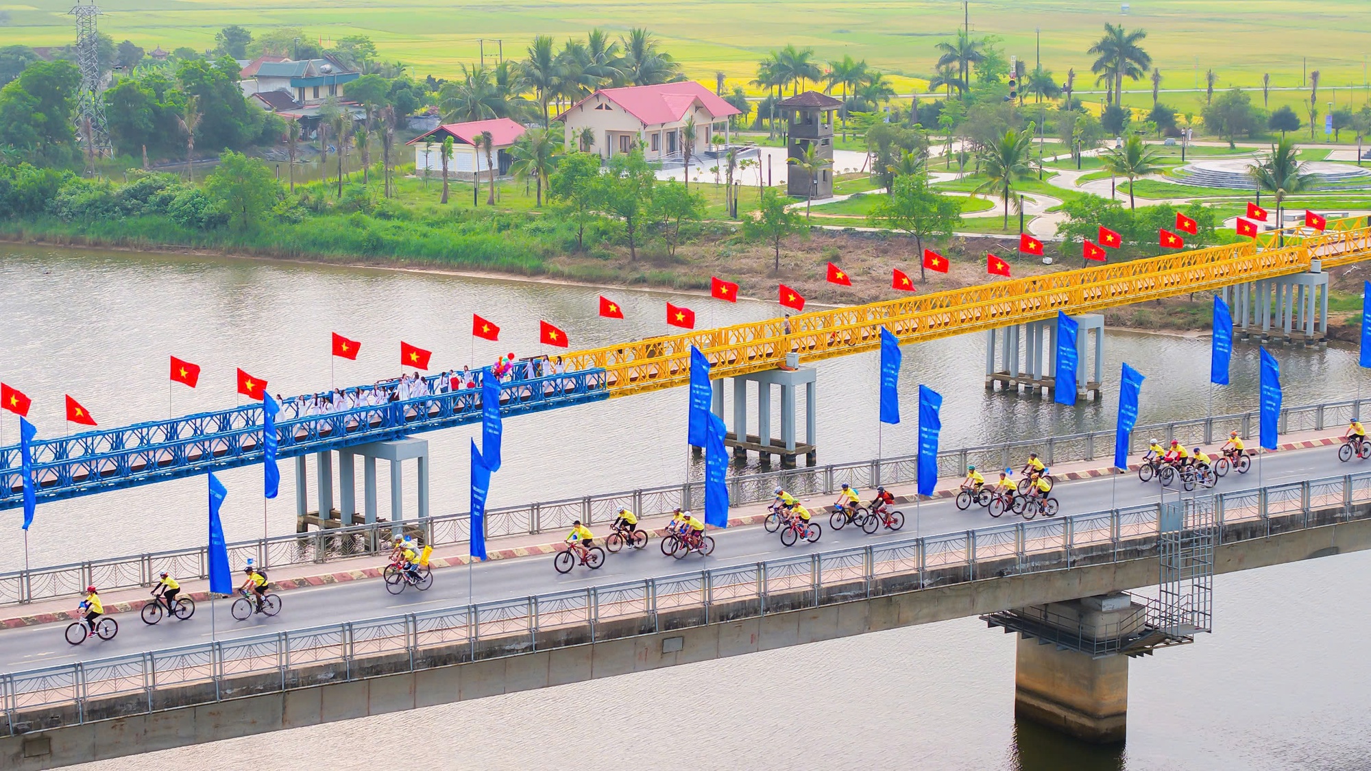 Những v&ograve;ng quay h&ograve;a b&igrave;nh tr&ecirc;n 'đất lửa' - Ảnh 2.