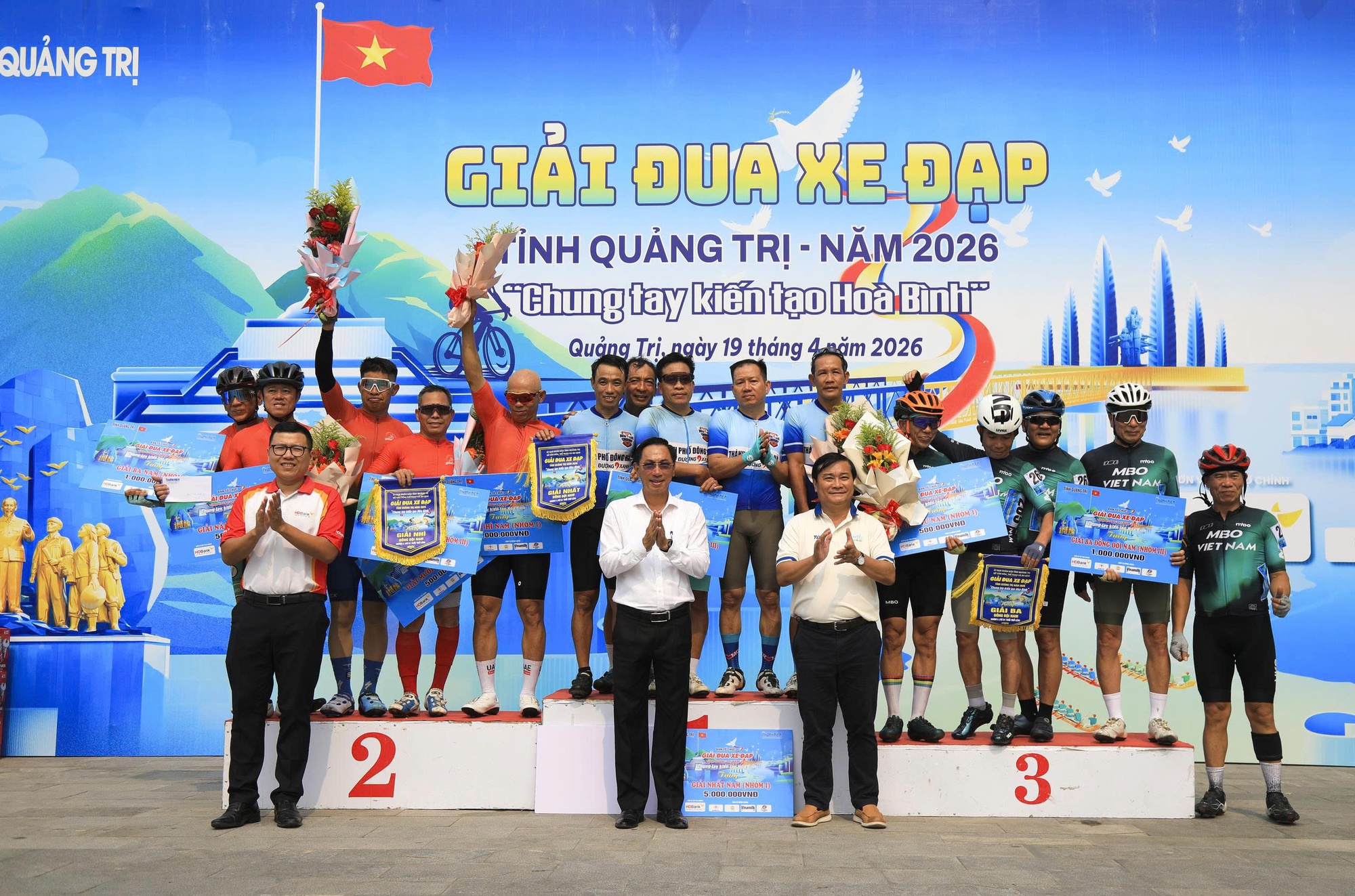 Những v&ograve;ng quay h&ograve;a b&igrave;nh tr&ecirc;n 'đất lửa' - Ảnh 3.