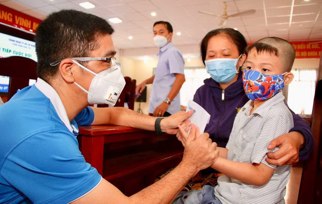 Chuyện nghề: C&ugrave;ng thắp l&ecirc;n ngọn lửa y&ecirc;u thương- Ảnh 2.