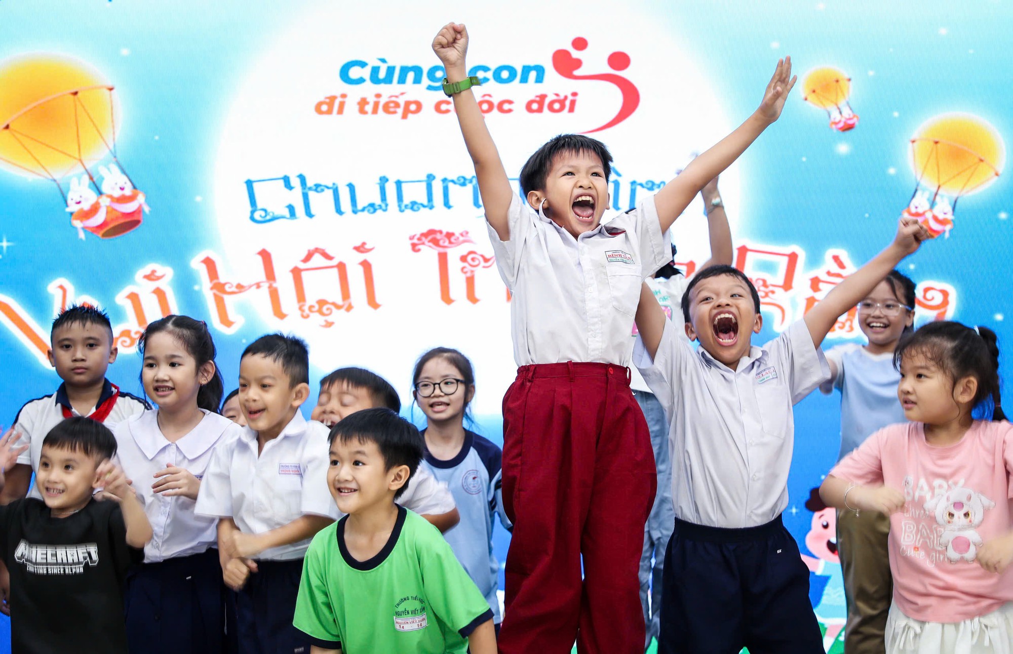 Chuyện nghề: C&ugrave;ng thắp l&ecirc;n ngọn lửa y&ecirc;u thương- Ảnh 4.