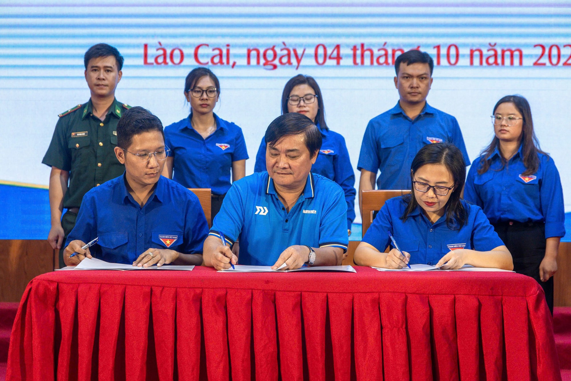 Chuyện nghề: C&ugrave;ng thắp l&ecirc;n ngọn lửa y&ecirc;u thương- Ảnh 5.