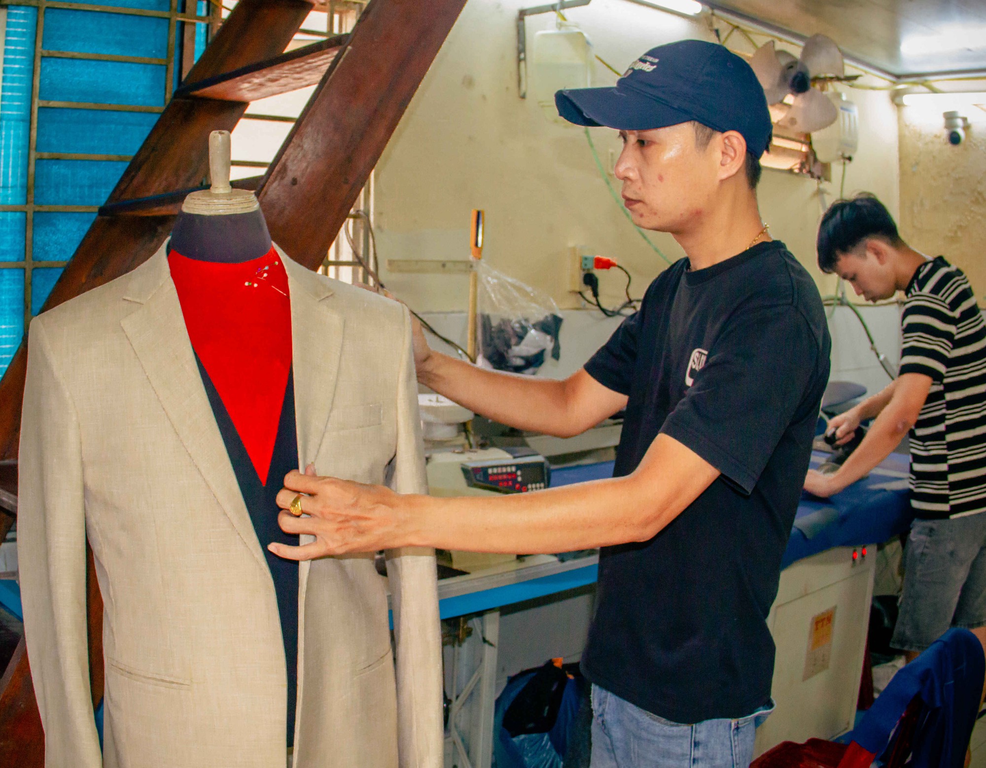 May vest siêu tốc ở phố Hội- Ảnh 1.