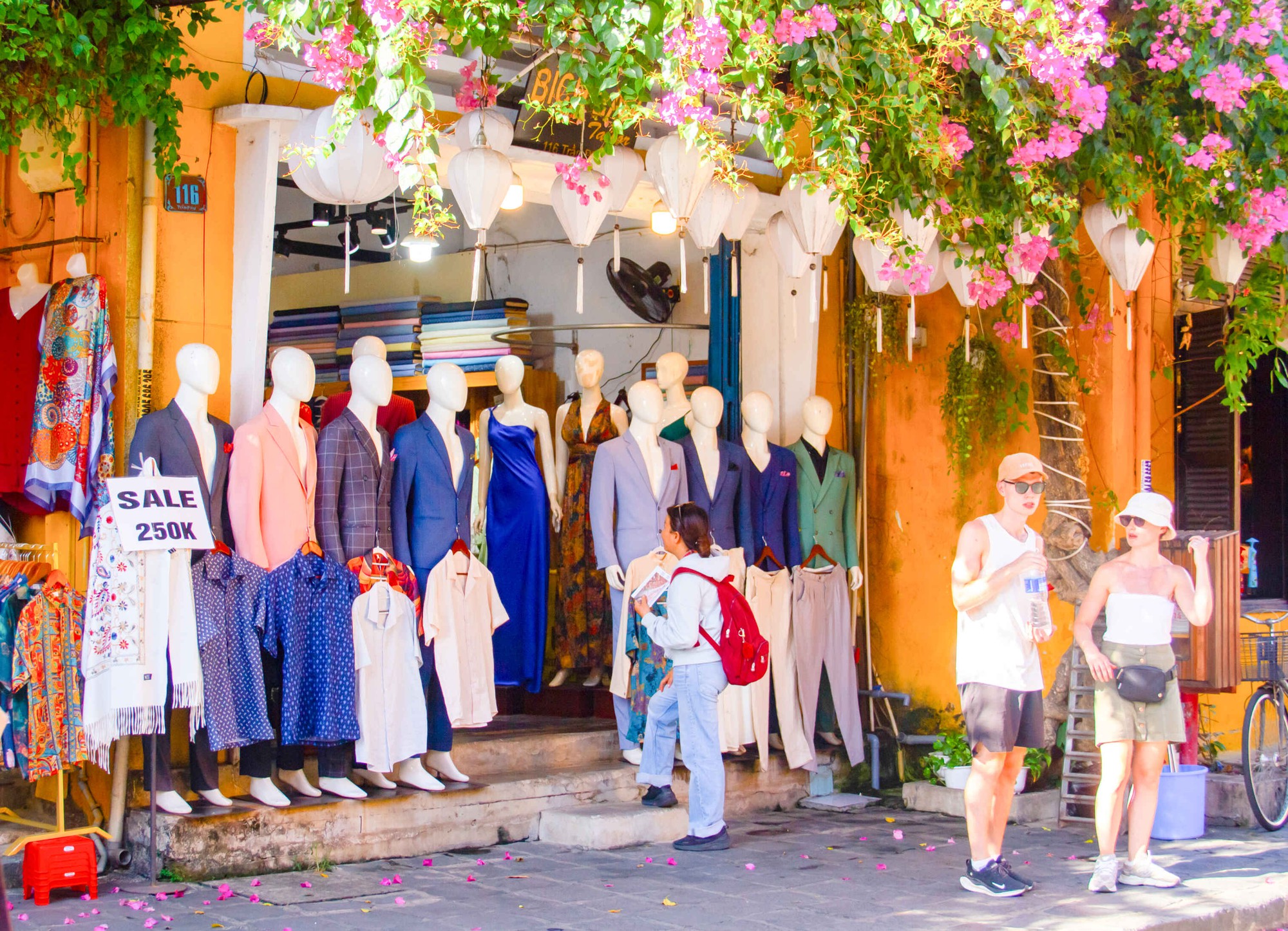 May vest siêu tốc ở phố Hội- Ảnh 2.