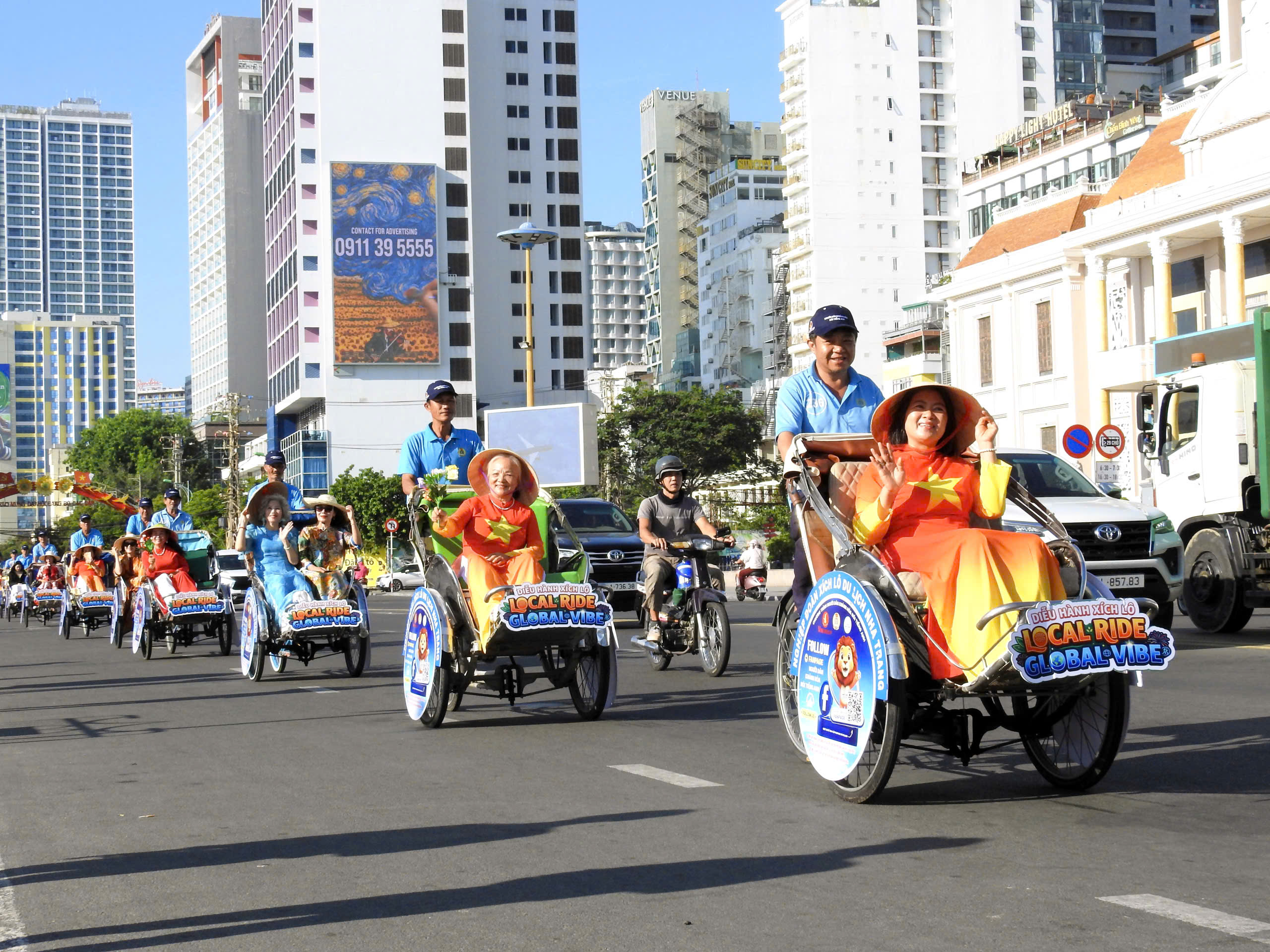 Hàng nghìn người hòa nhịp Ngày hội tiếng Anh tại Khánh Hòa- Ảnh 2. Hàng nghìn người hòa nhịp Ngày hội tiếng Anh tại Khánh Hòa- Ảnh 2.