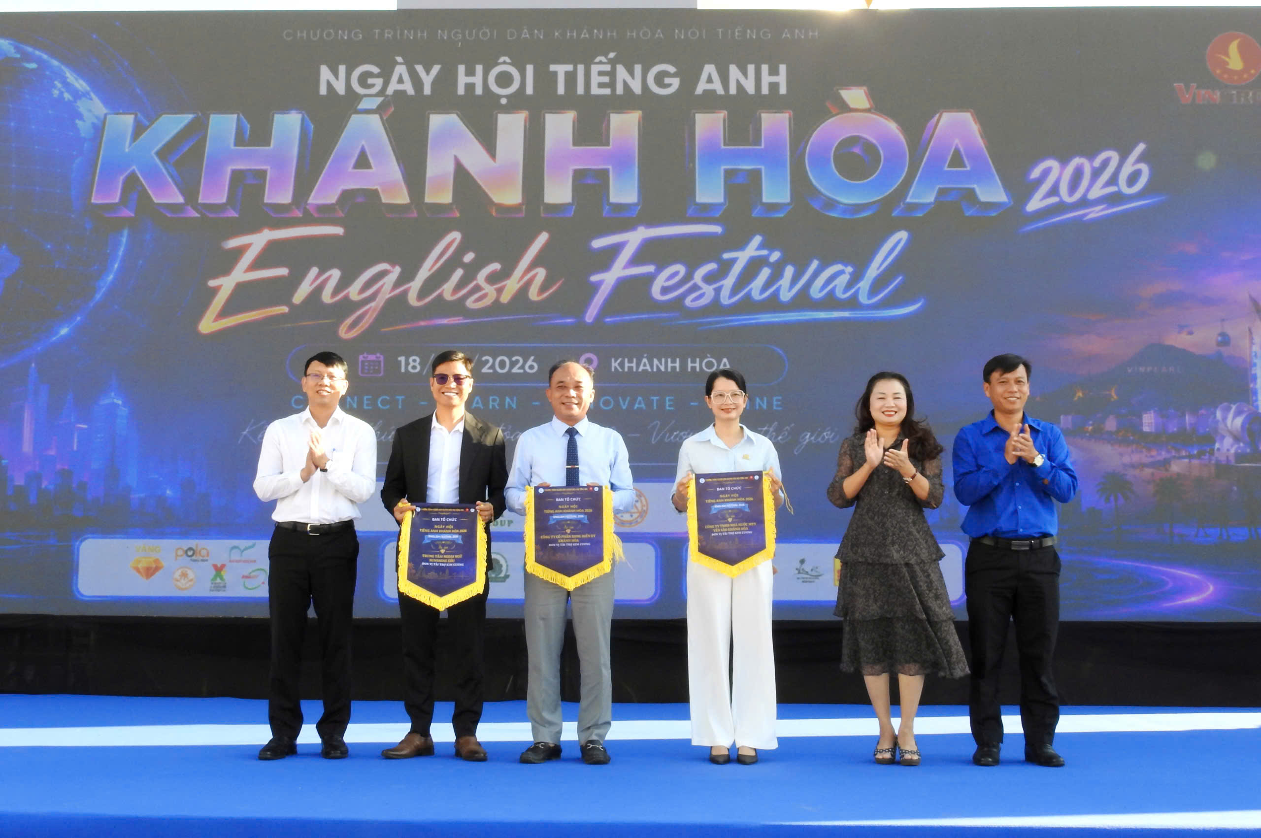 Hàng nghìn người hòa nhịp Ngày hội tiếng Anh tại Khánh Hòa- Ảnh 4. Hàng nghìn người hòa nhịp Ngày hội tiếng Anh tại Khánh Hòa- Ảnh 4.