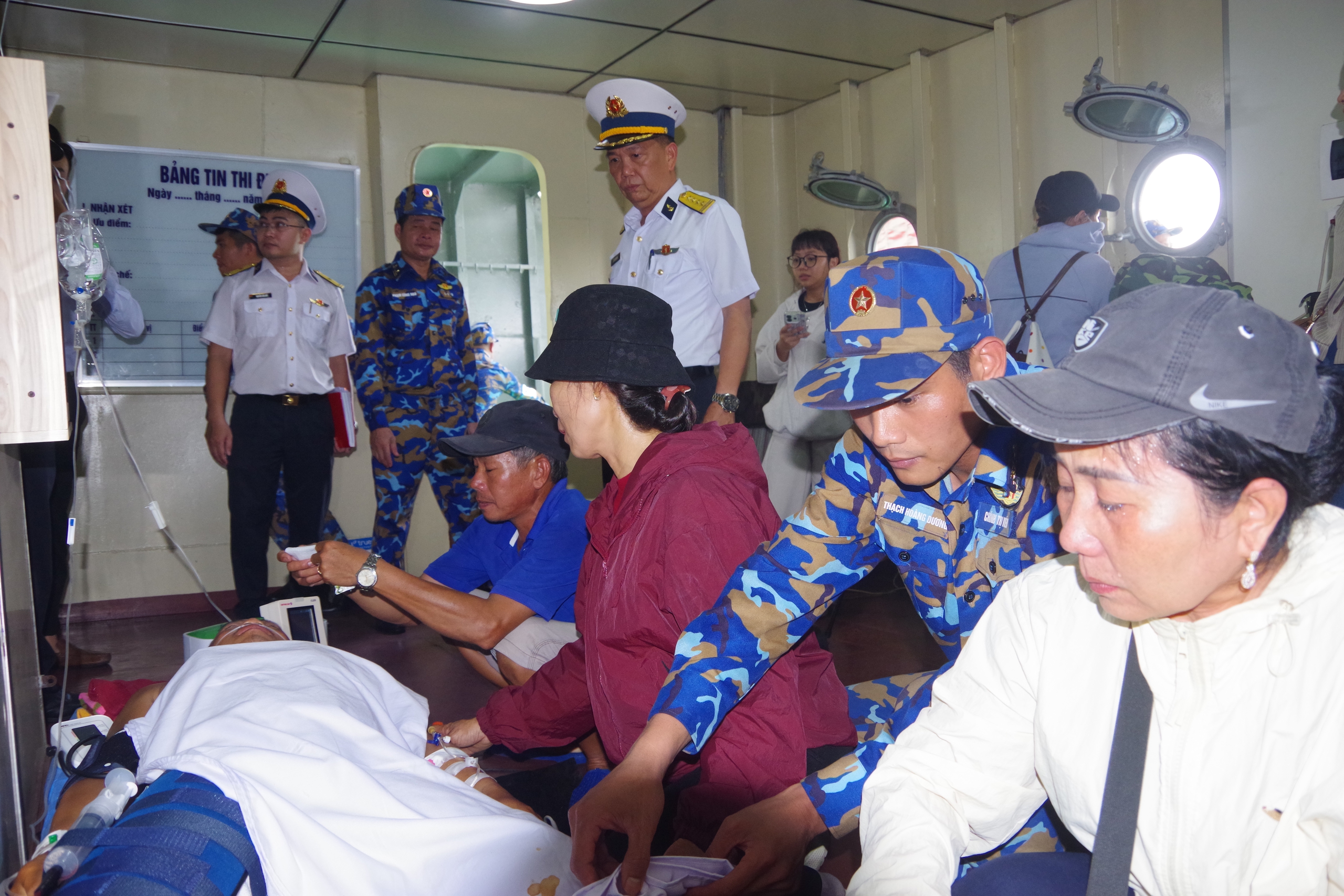 Đưa ngư dân bị tai nạn trên biển về đất liền an toàn - Ảnh 3.