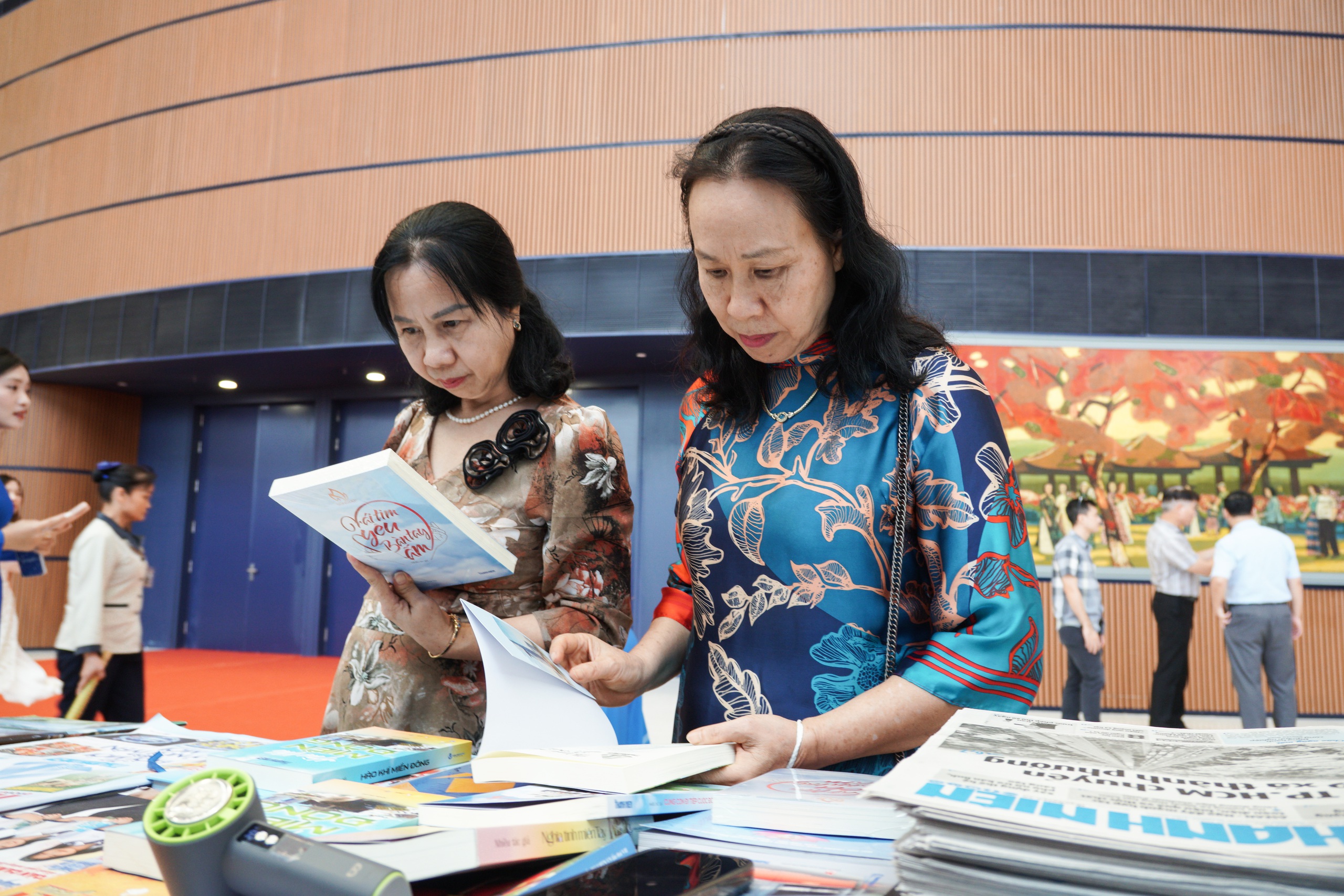 Gian trưng b&agrave;y của B&aacute;o Thanh Ni&ecirc;n g&acirc;y ấn tượng tại Hội B&aacute;o to&agrave;n quốc - Ảnh 12.