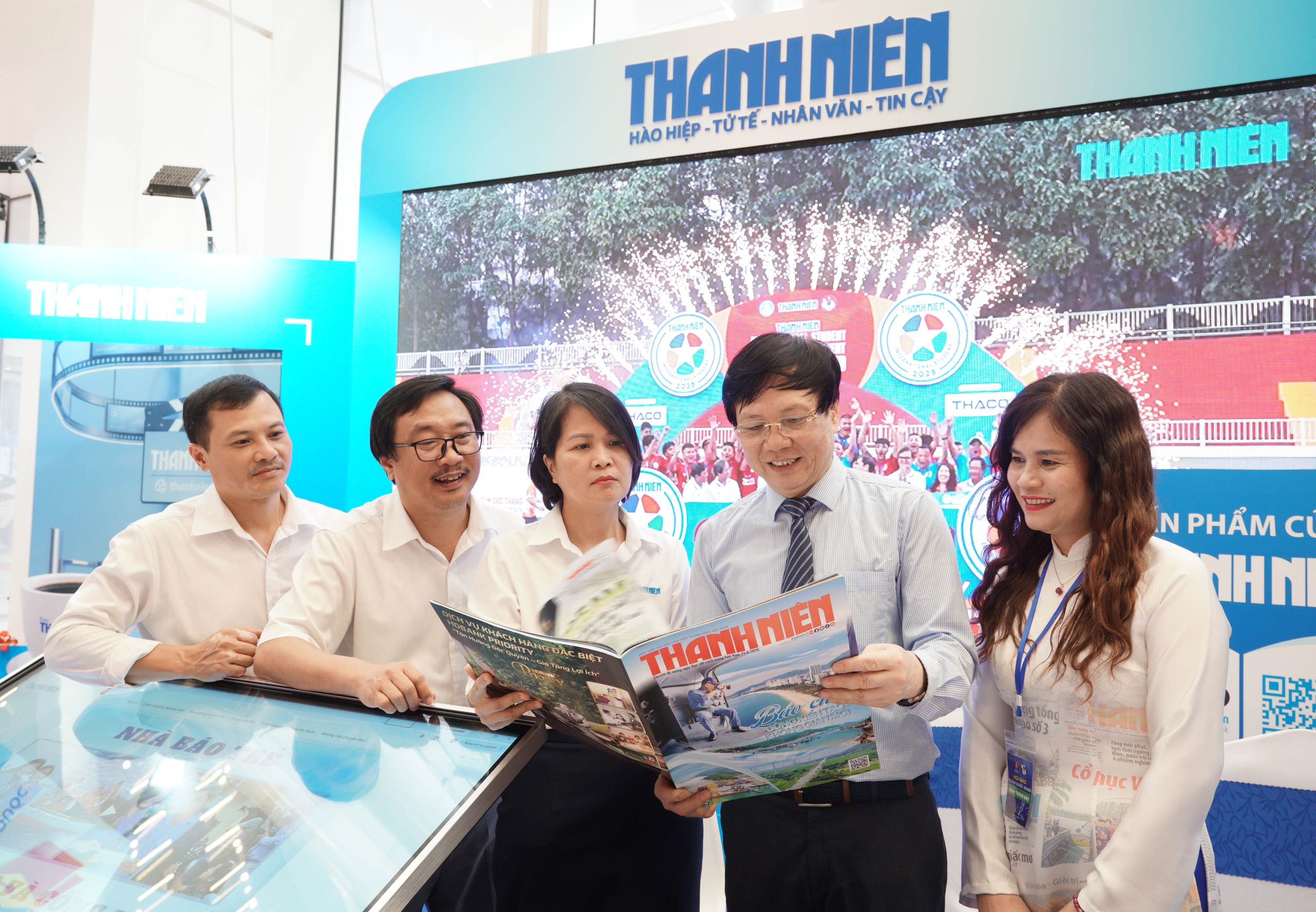 Gian trưng b&agrave;y của B&aacute;o Thanh Ni&ecirc;n g&acirc;y ấn tượng tại Hội B&aacute;o to&agrave;n quốc - Ảnh 5.